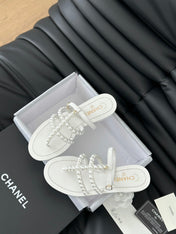 MULE SLIPPERS WITH PEARL CHAIN IN WHITE LAMBSKIN