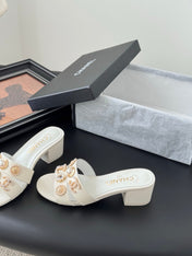 MULE SLIDE SANDALS IN WHITE LAMBSKIN WITH LOGO STICKER DETAIL