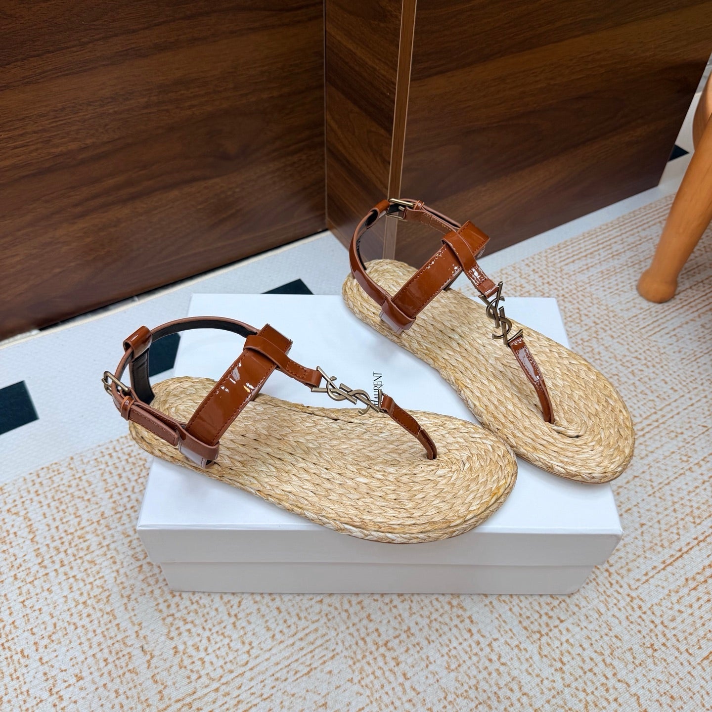 YSL 26S THONG SANDALS IN BEIGE RAFFIA AND BROWN GLOSSY CALFSKIN