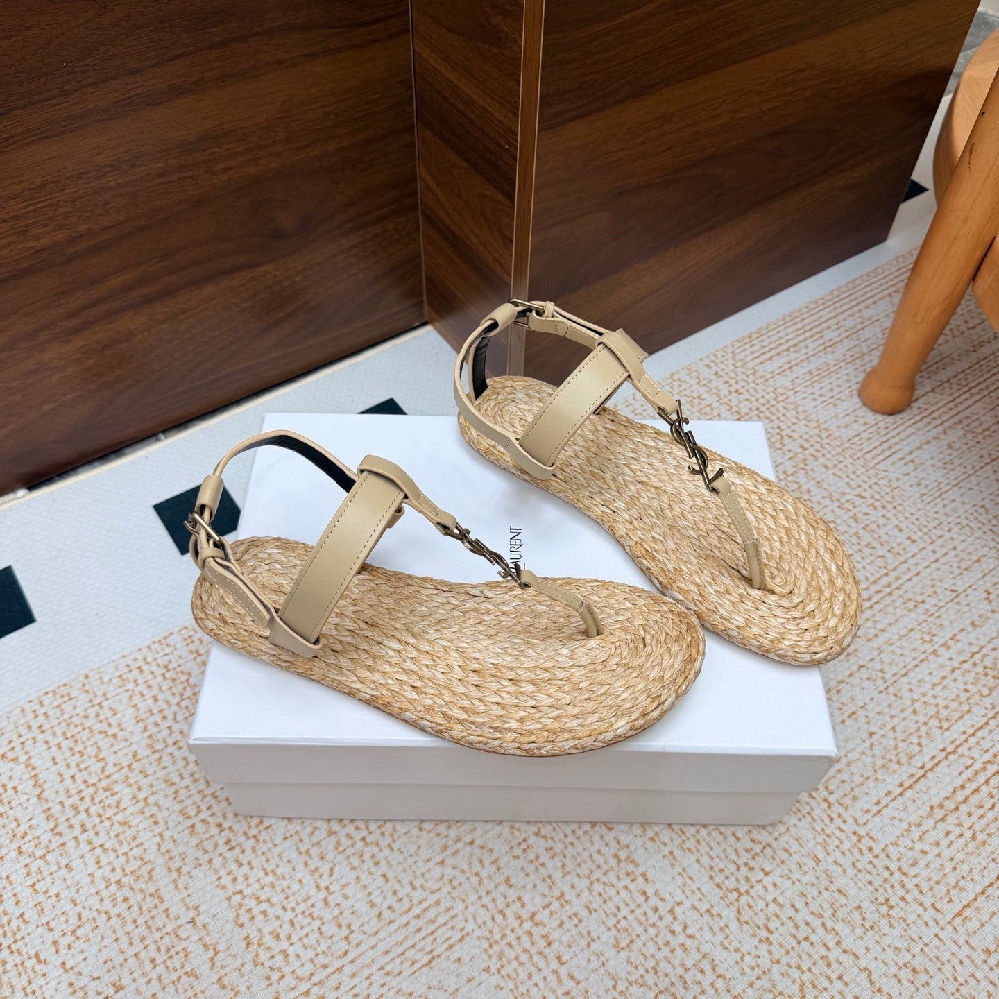 YSL 26S THONG SANDALS IN BEIGE RAFFIA AND CALFSKIN