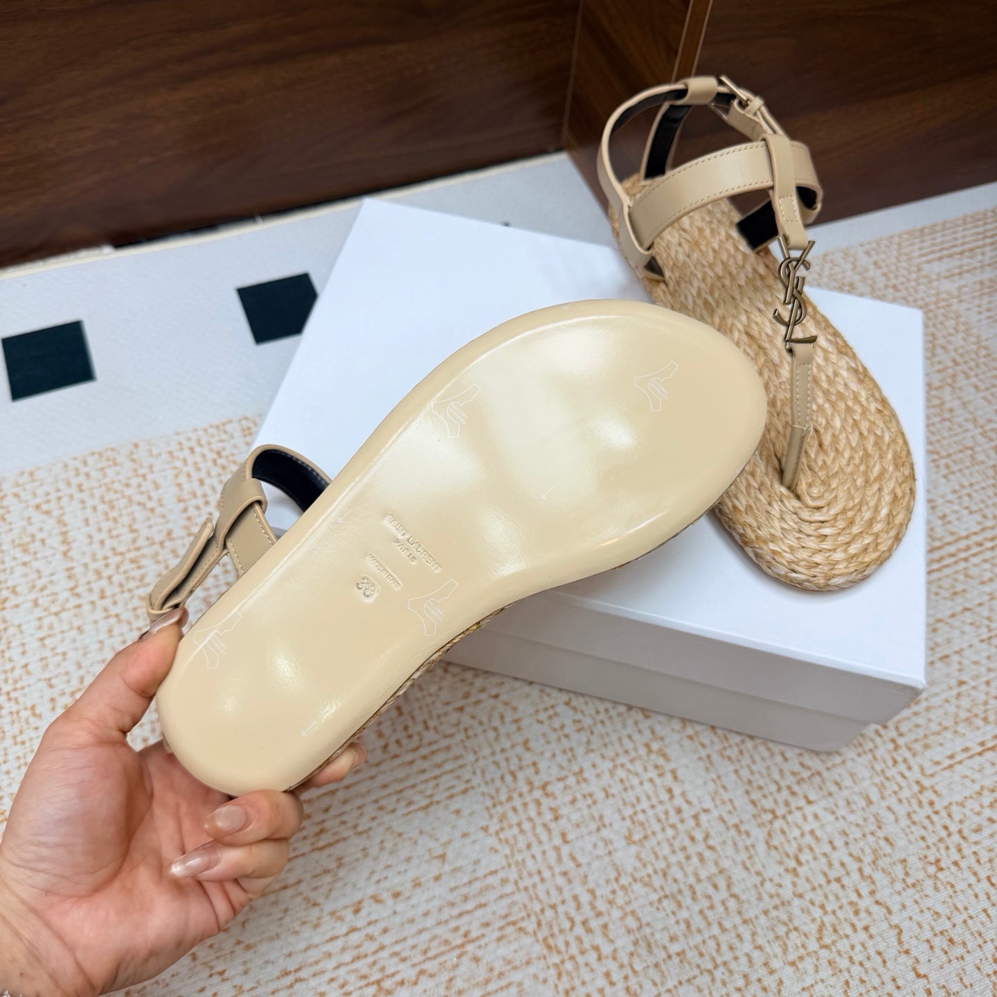 YSL 26S THONG SANDALS IN BEIGE RAFFIA AND CALFSKIN