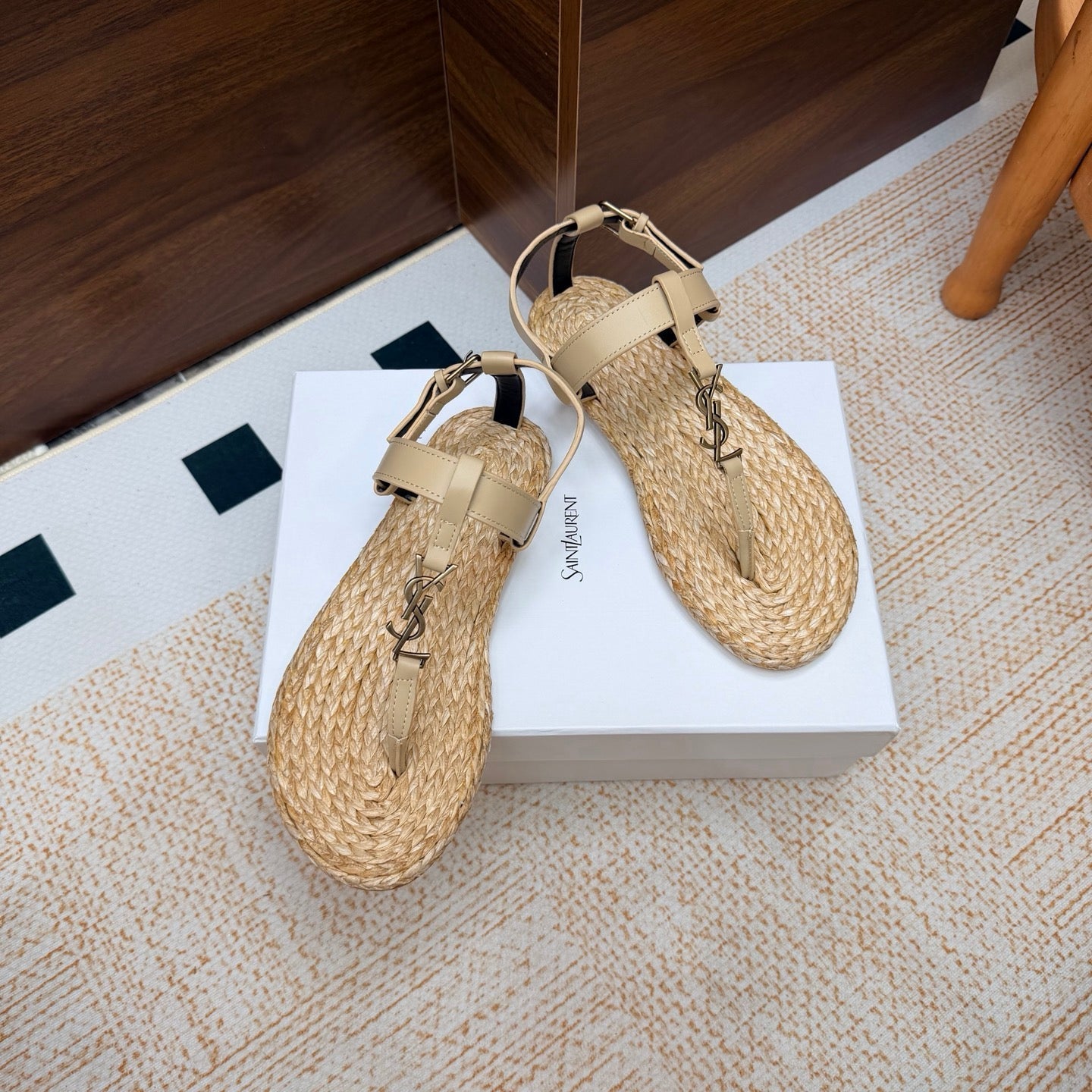 YSL 26S THONG SANDALS IN BEIGE RAFFIA AND CALFSKIN