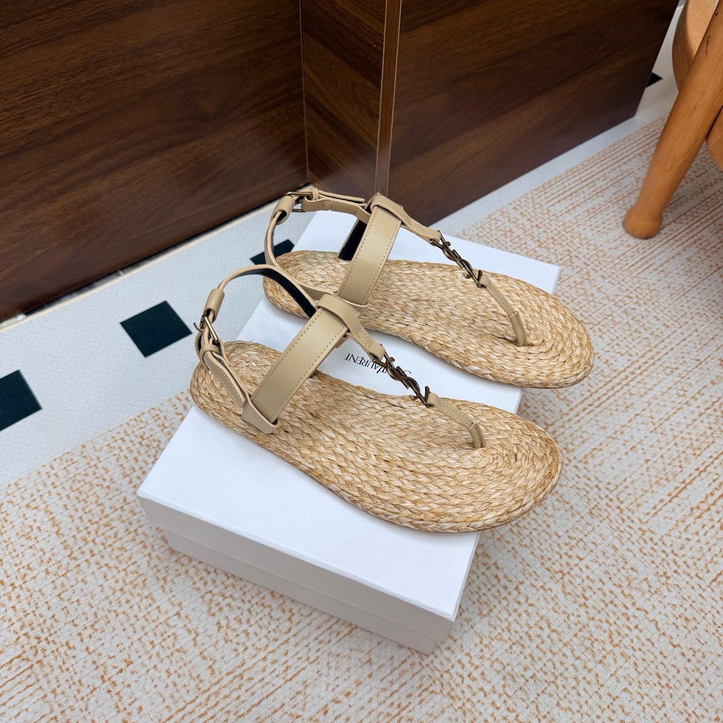 YSL 26S THONG SANDALS IN BEIGE RAFFIA AND CALFSKIN