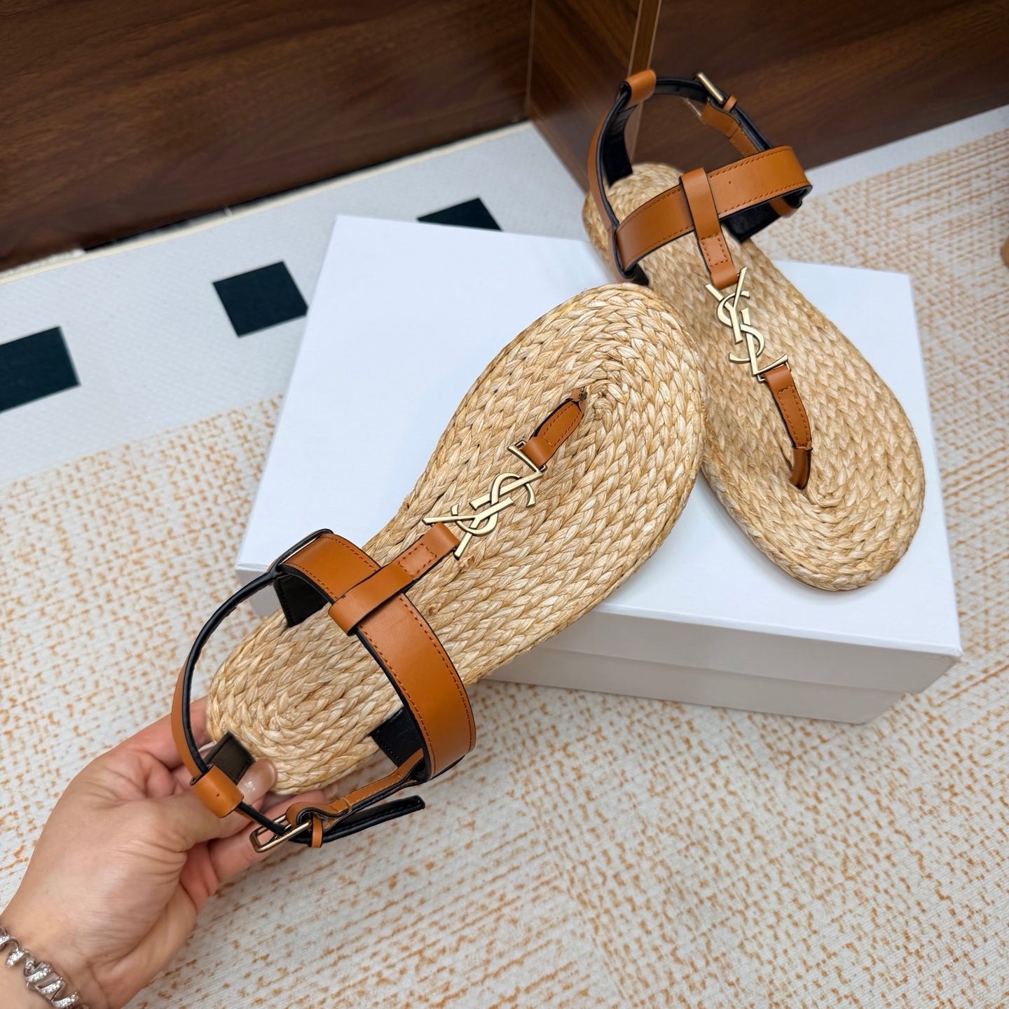 YSL 26S THONG SANDALS IN BEIGE RAFFIA AND LIGHT BROWN CALFSKIN