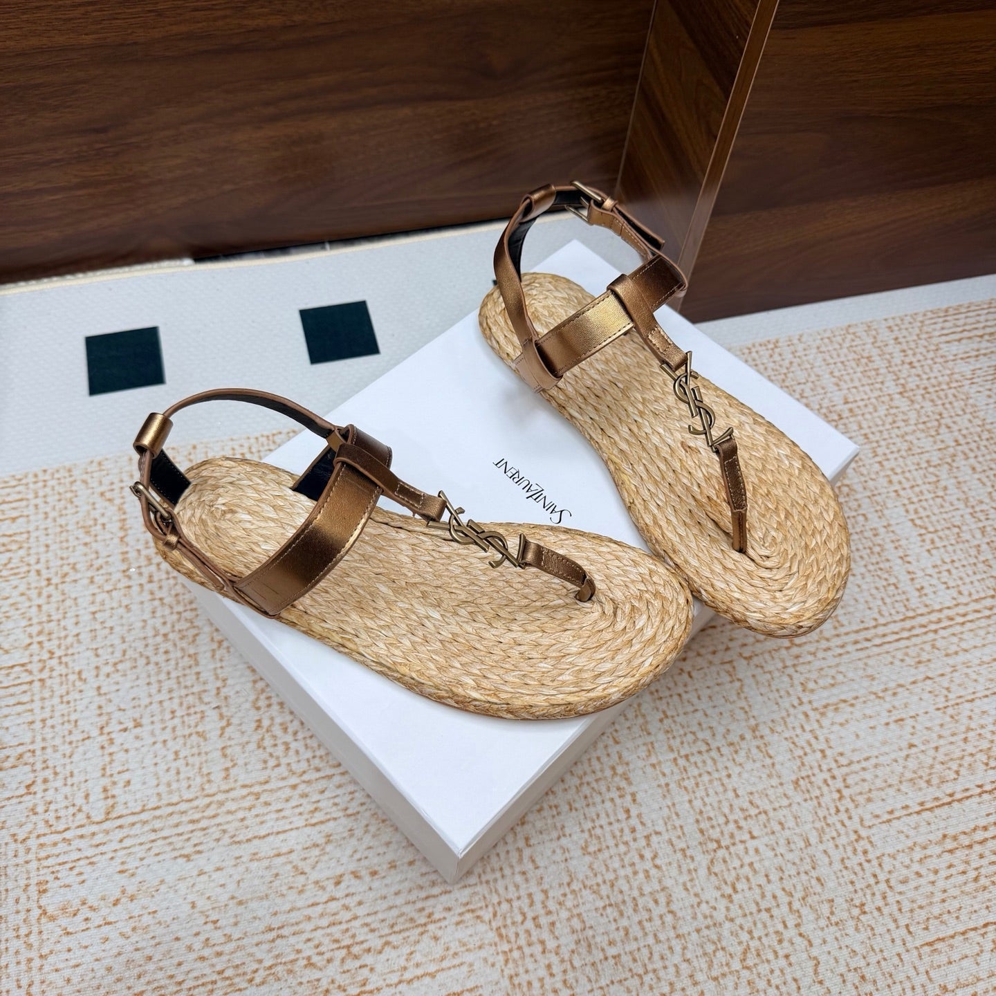 YSL 26S THONG SANDALS IN BEIGE RAFFIA AND METALLIC BRONZE CALFSKIN