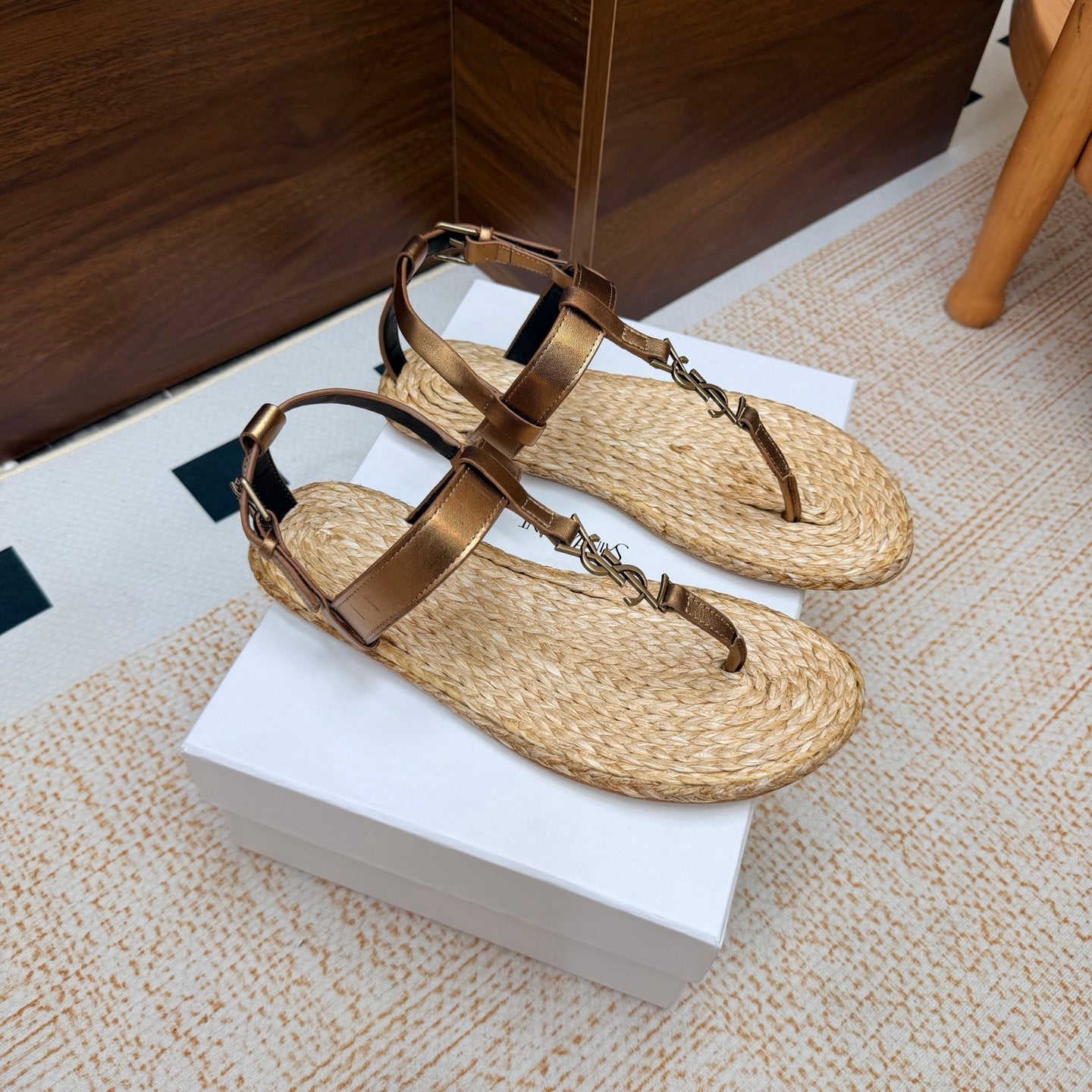 YSL 26S THONG SANDALS IN BEIGE RAFFIA AND METALLIC BRONZE CALFSKIN