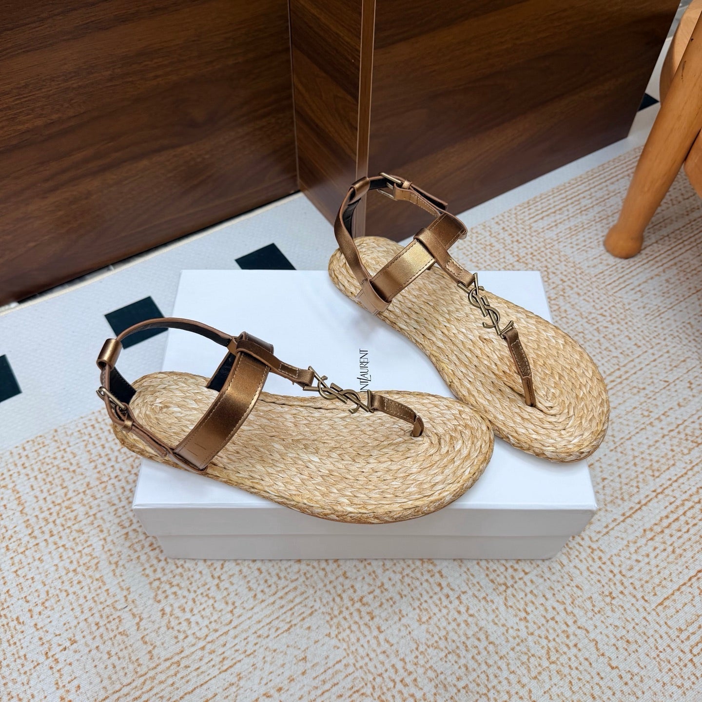 YSL 26S THONG SANDALS IN BEIGE RAFFIA AND METALLIC BRONZE CALFSKIN