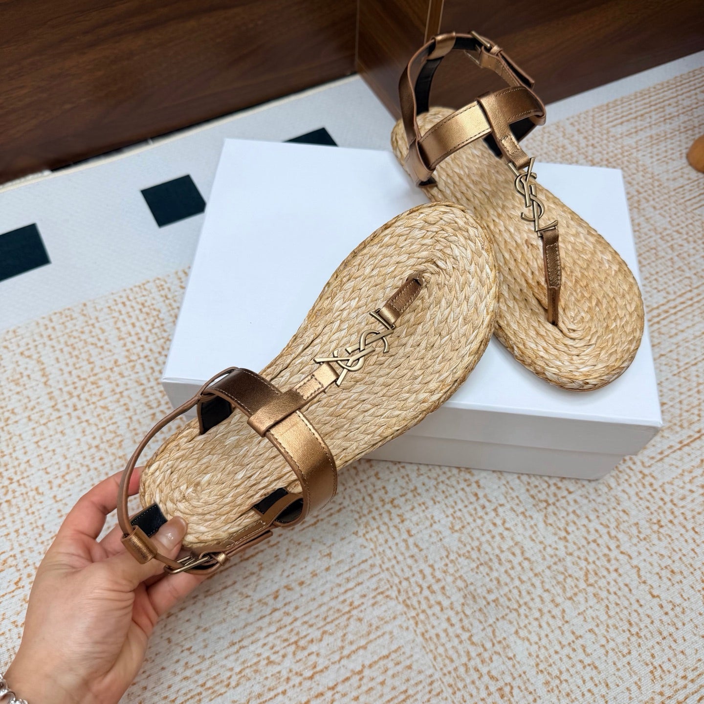 YSL 26S THONG SANDALS IN BEIGE RAFFIA AND METALLIC BRONZE CALFSKIN