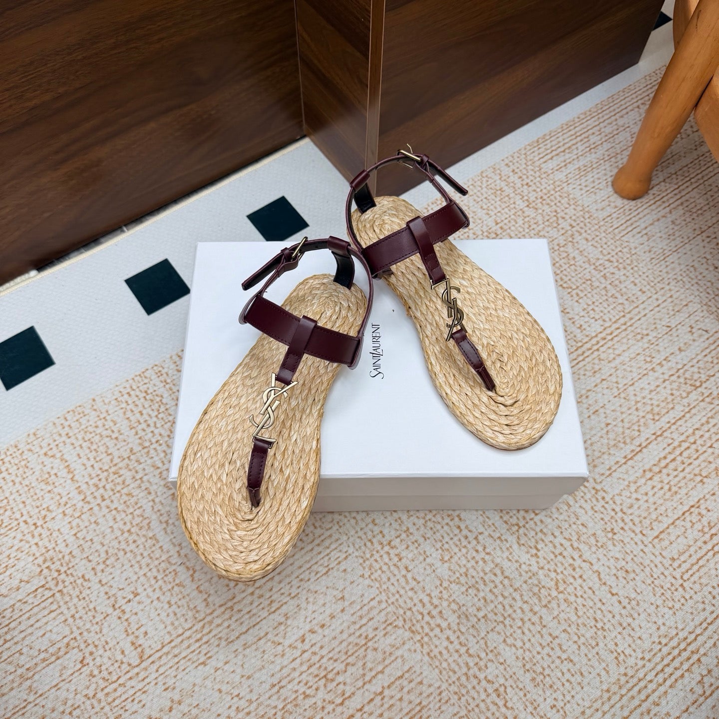 YSL 26S THONG SANDALS IN BEIGE RAFFIA AND BURGUNDY CALFSKIN