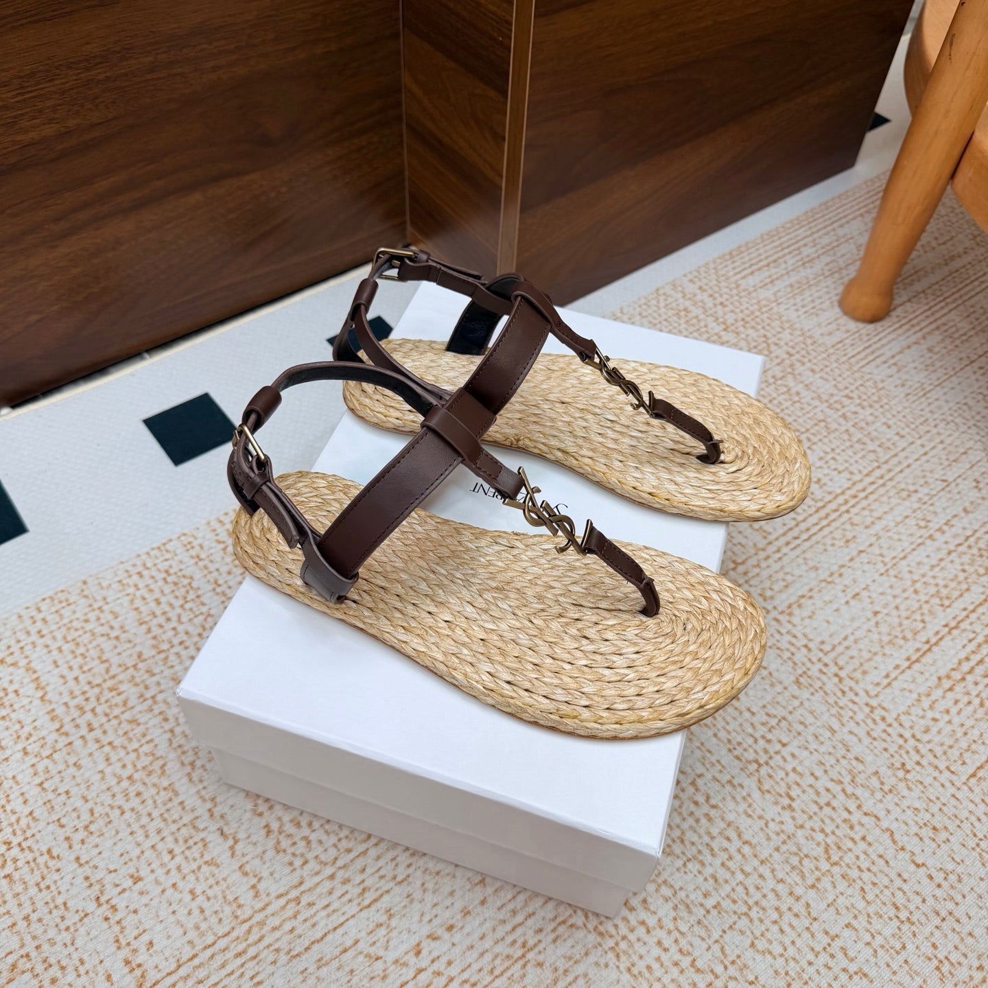 YSL 26S THONG SANDALS IN BEIGE RAFFIA AND DARK BROWN CALFSKIN