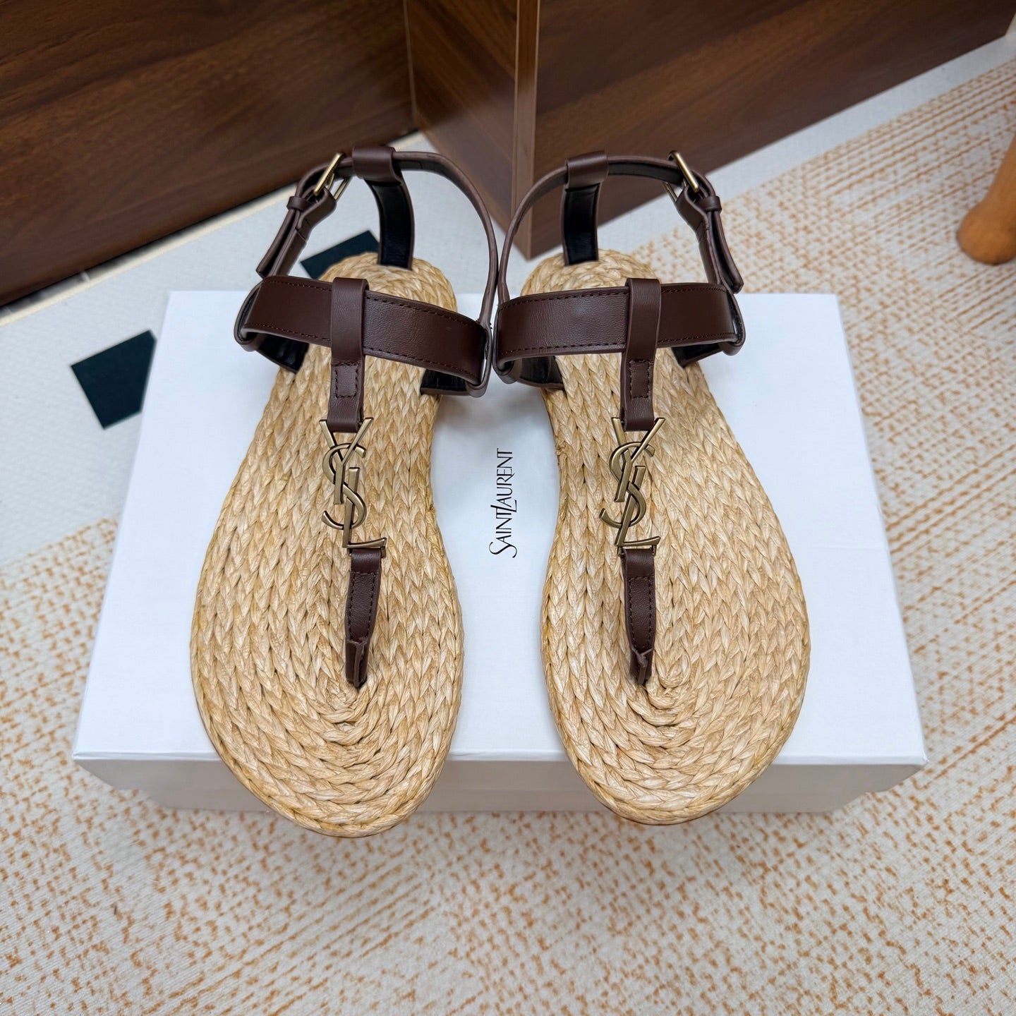 YSL 26S THONG SANDALS IN BEIGE RAFFIA AND DARK BROWN CALFSKIN