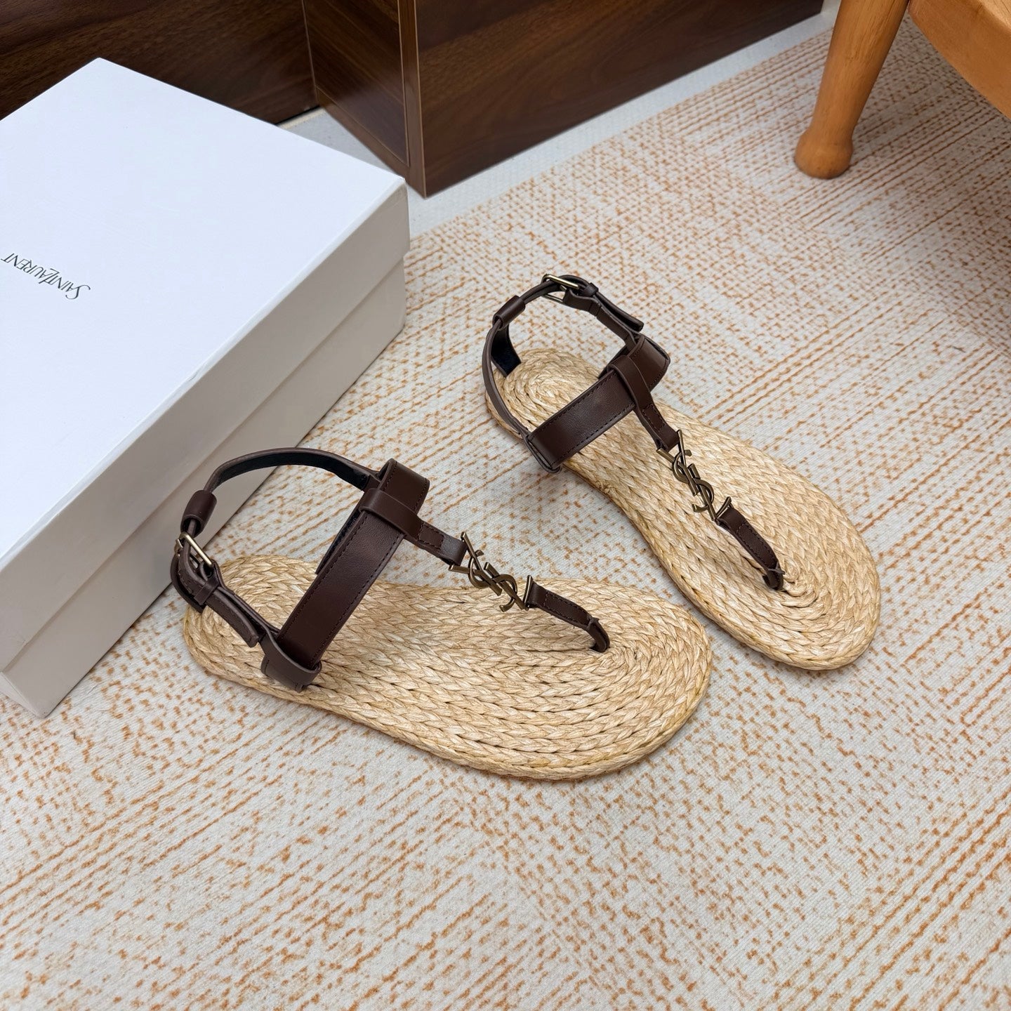 YSL 26S THONG SANDALS IN BEIGE RAFFIA AND DARK BROWN CALFSKIN