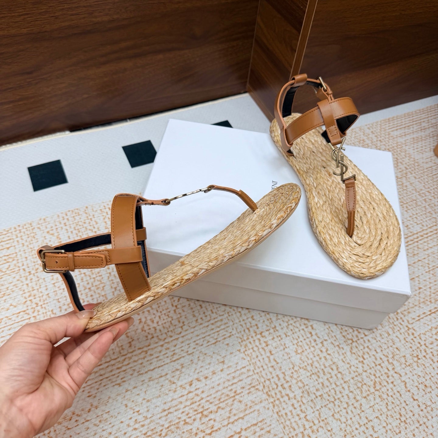 YSL 26S THONG SANDALS IN BEIGE RAFFIA AND BROWN CALFSKIN