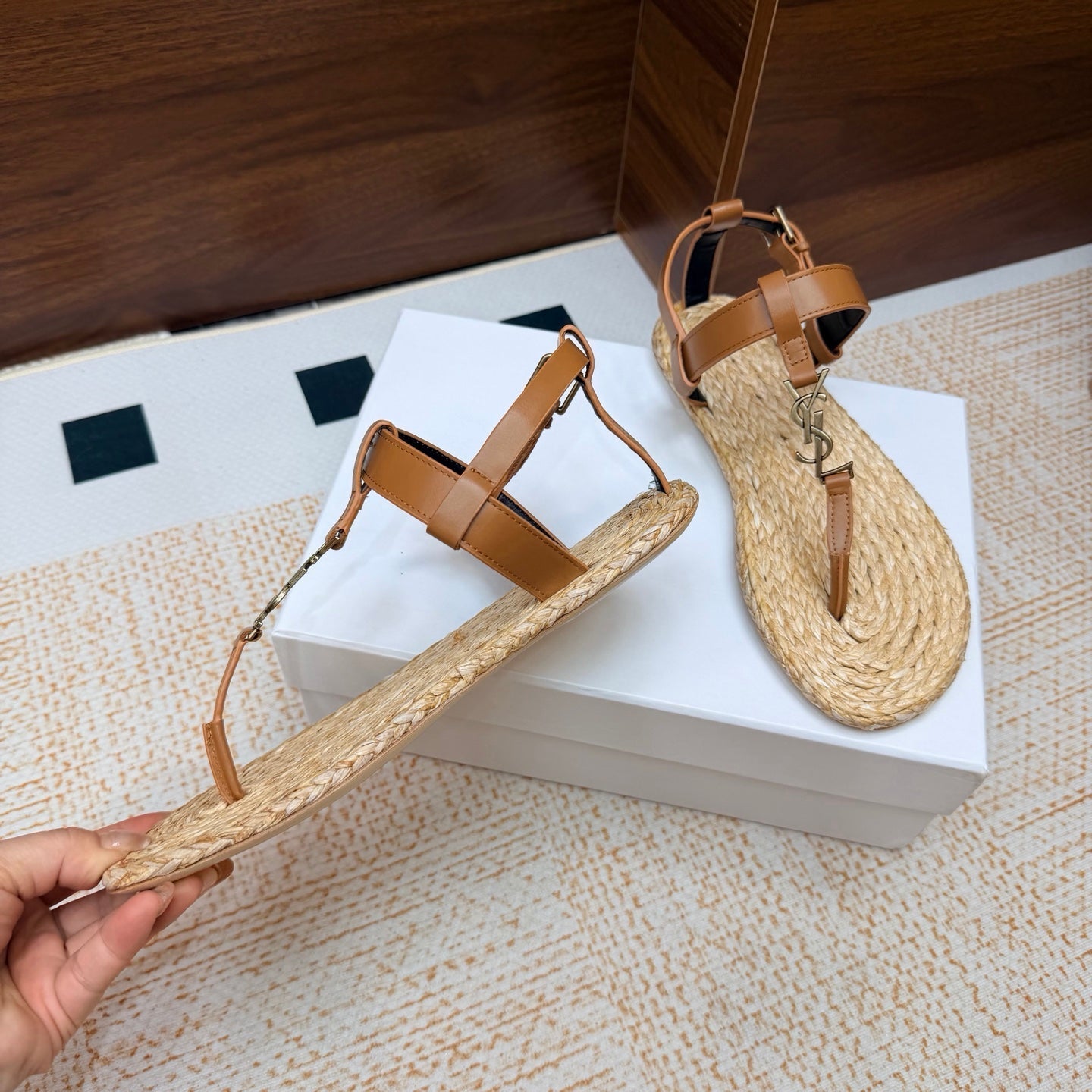 YSL 26S THONG SANDALS IN BEIGE RAFFIA AND BROWN CALFSKIN