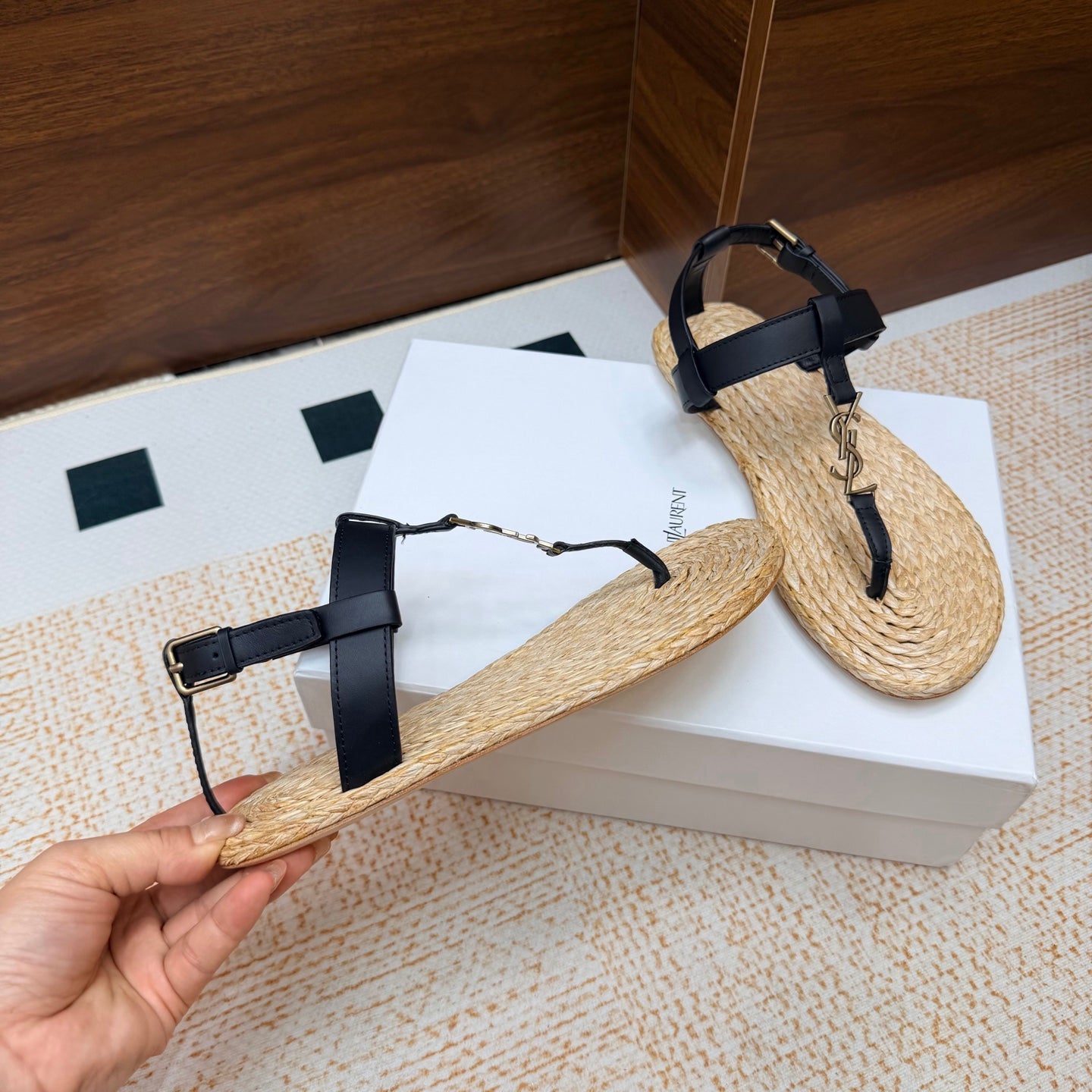 YSL 26S THONG SANDALS IN BEIGE RAFFIA AND BLACK CALFSKIN