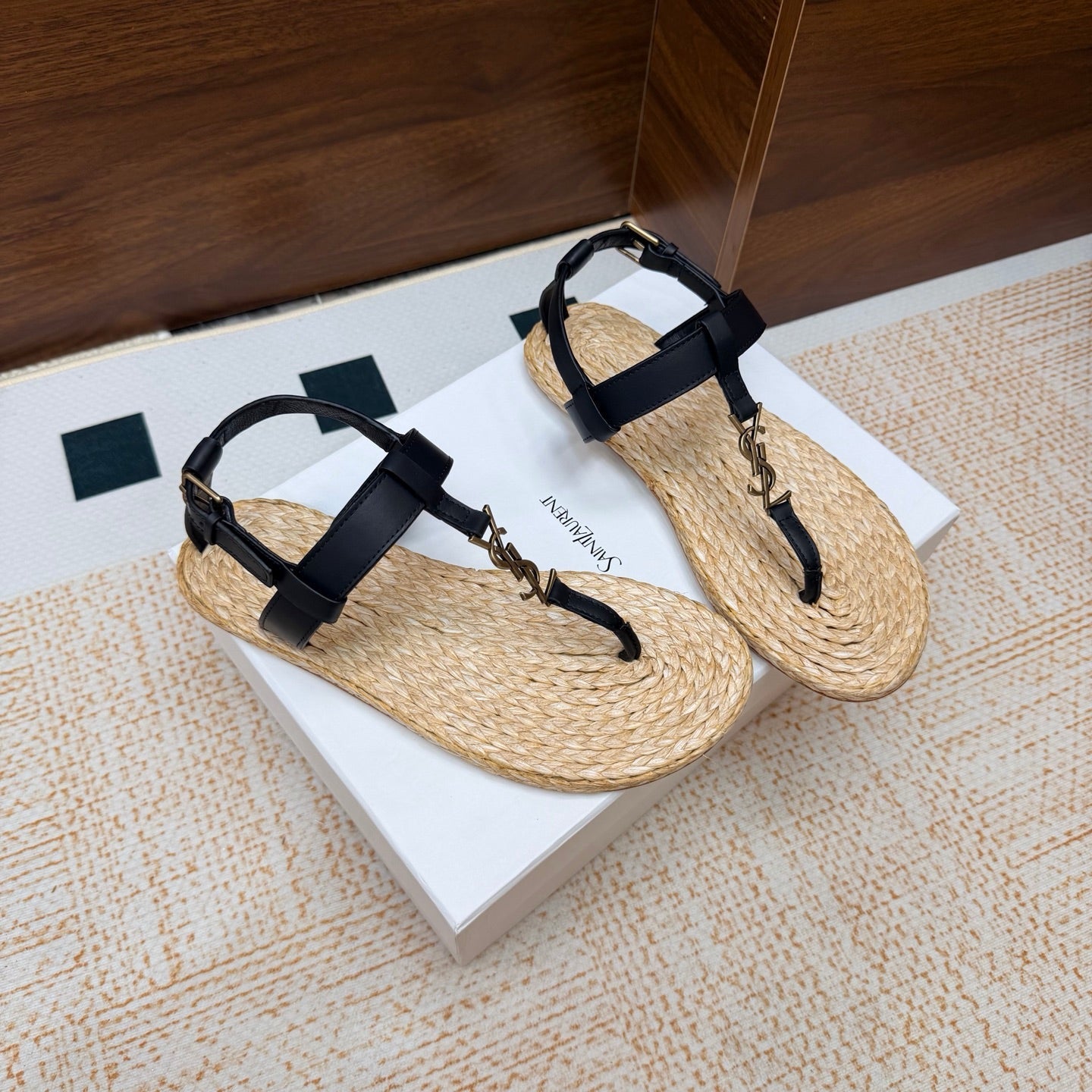YSL 26S THONG SANDALS IN BEIGE RAFFIA AND BLACK CALFSKIN