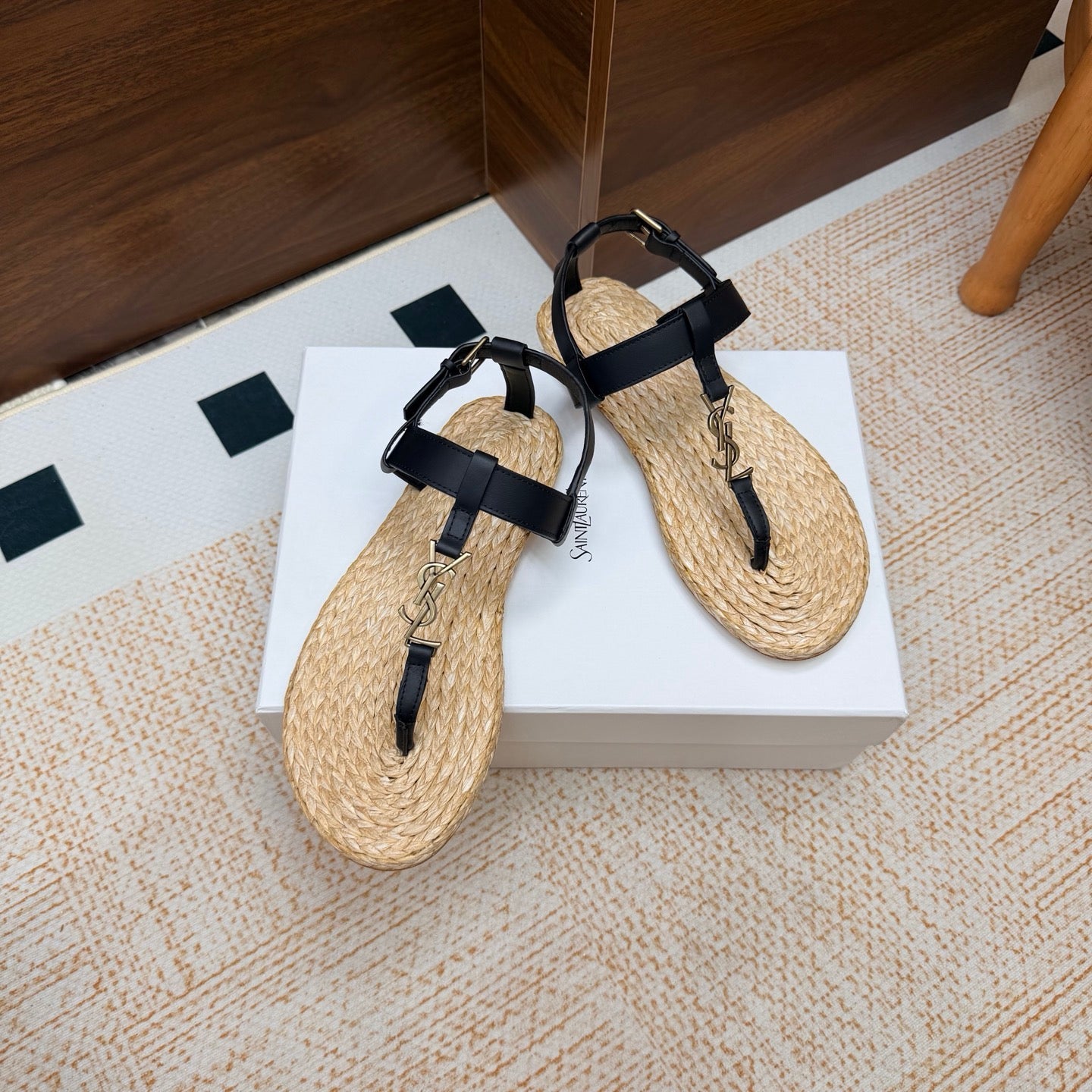 YSL 26S THONG SANDALS IN BEIGE RAFFIA AND BLACK CALFSKIN