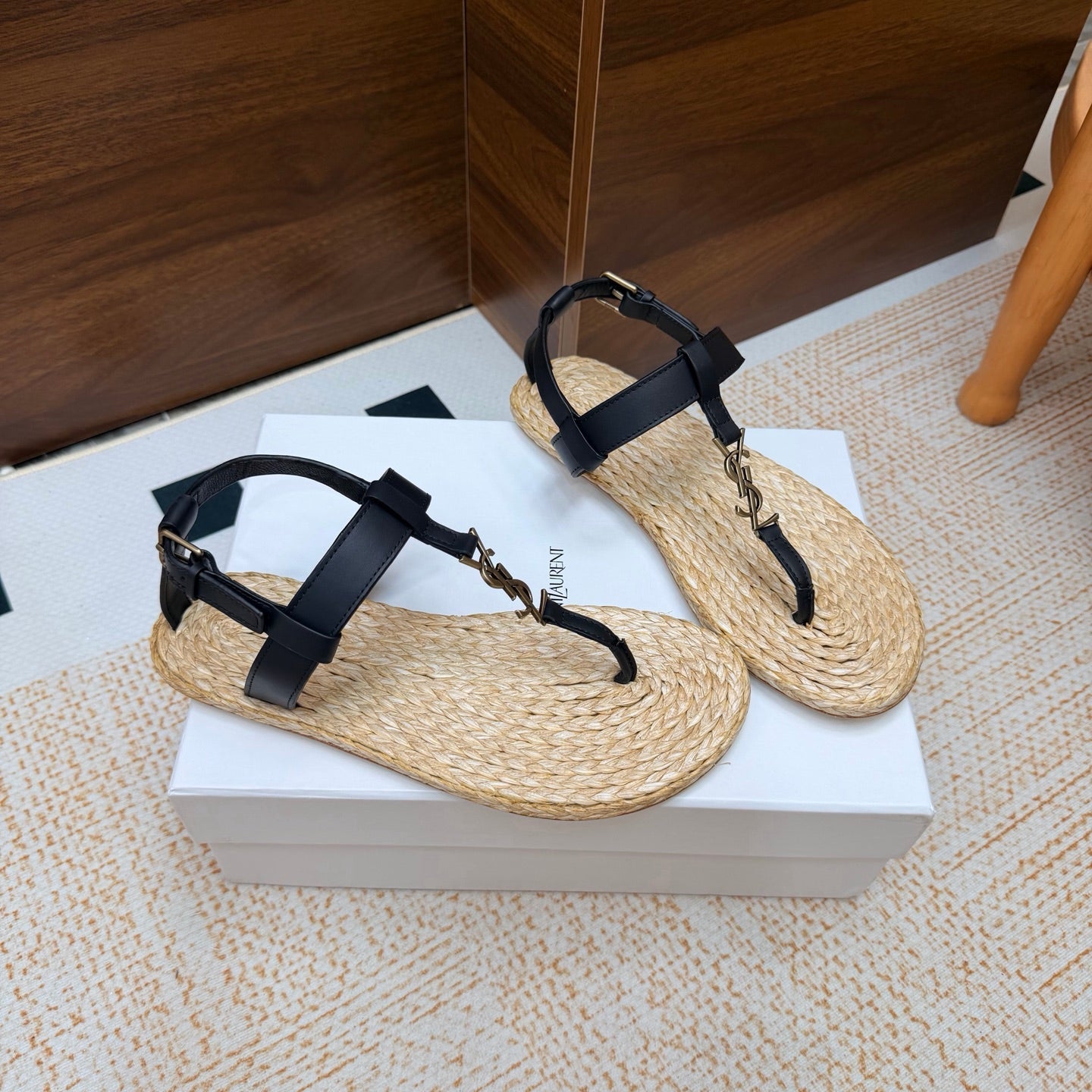 YSL 26S THONG SANDALS IN BEIGE RAFFIA AND BLACK CALFSKIN