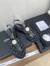 CC THONG SANDAL IN BLACK LAMBSKIN WITH PEARL FLOWER