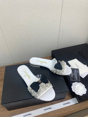 BOW SLIPPERS IN WHITE LAMBSKIN WITH RHINESTONES