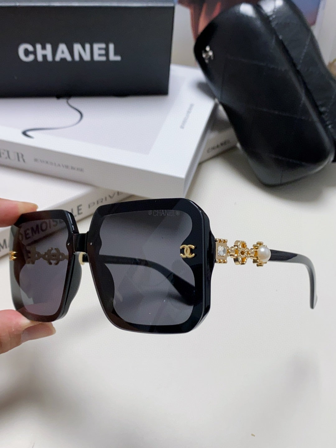 CHANEL 26S OVERSIZED SQUARE SHAPE IN ACETATE 399833