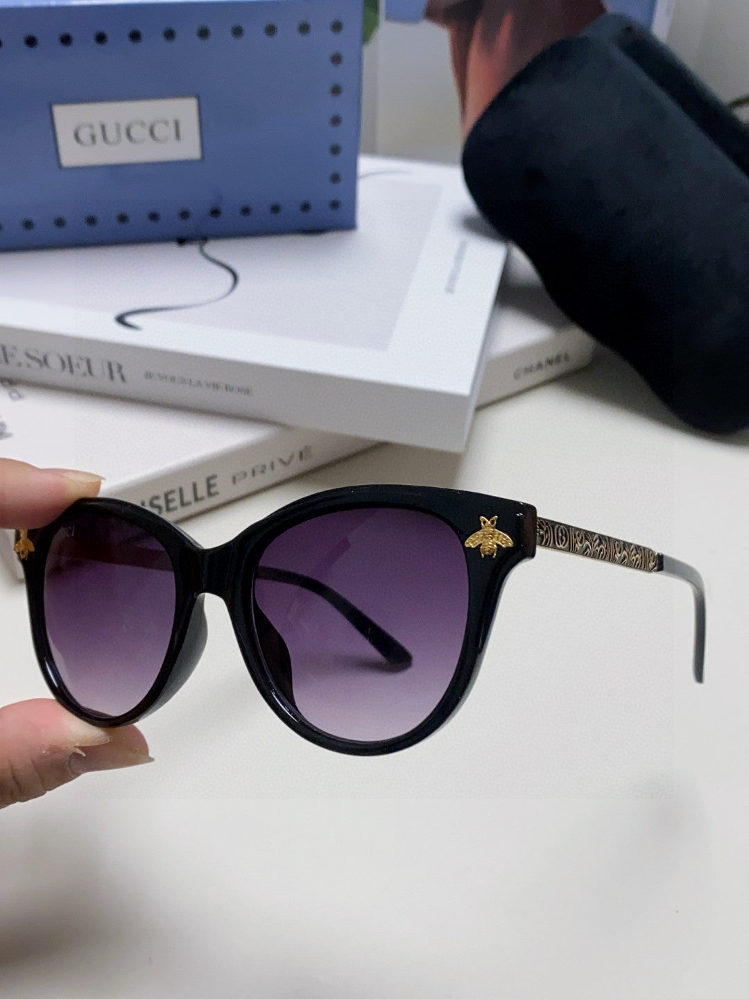 BEE EMBELLISHED BUTTERFLY FRAME SUNGLASSES 570242 IN ACETATE