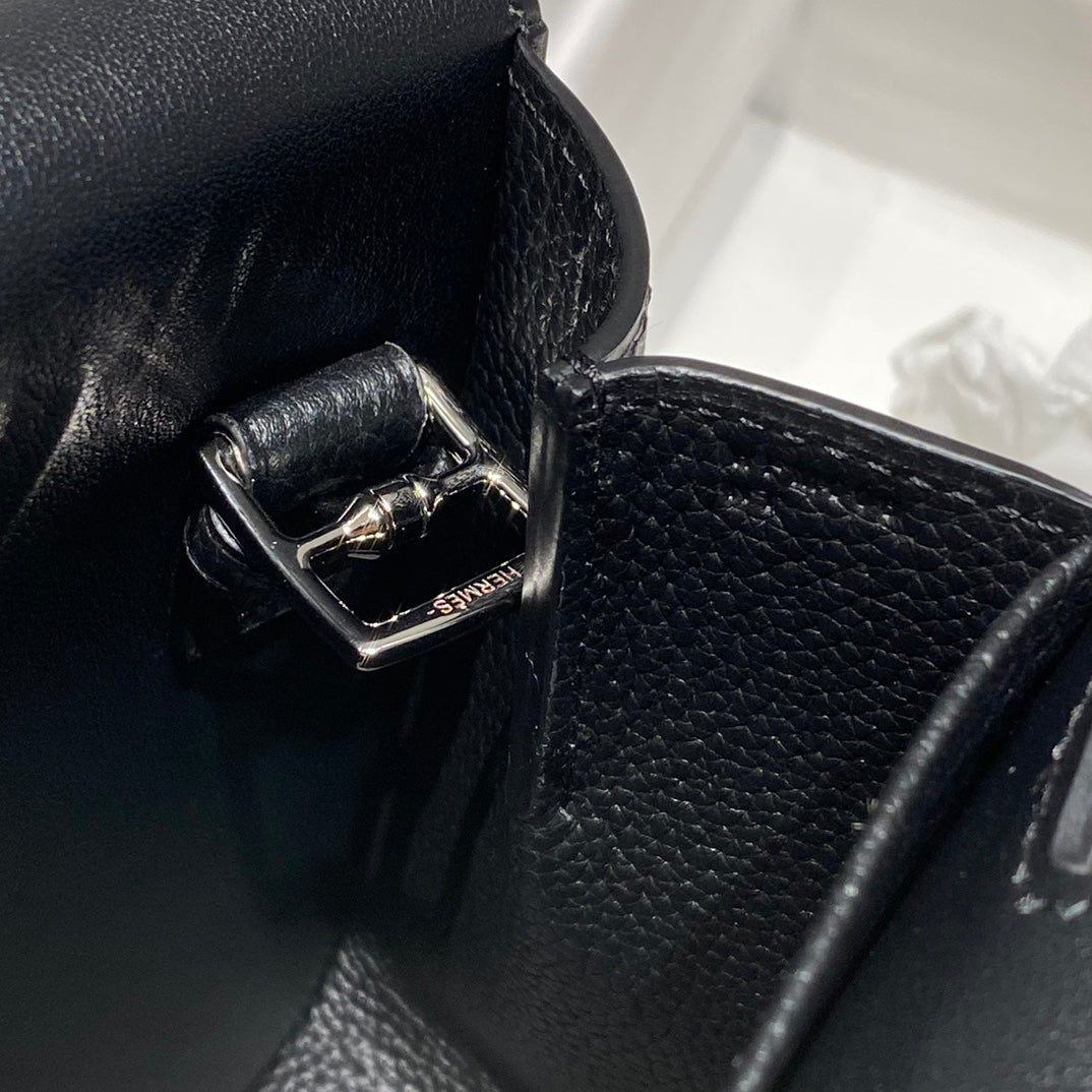 HALZAN 25 HANDLE BAG IN BLACK GRAINED CALFSKIN SILVER HARDWARE