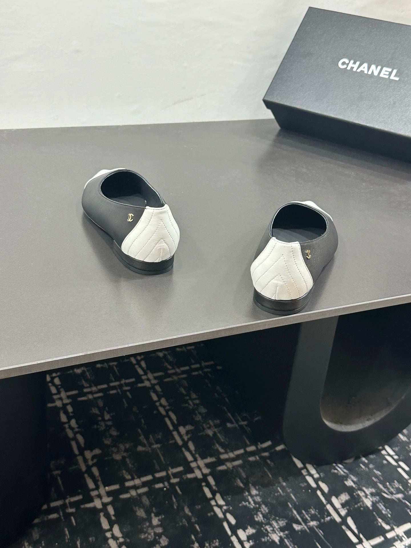 CHANEL 26S FLAT SHOES IN BLACK MIX WHITE LAMBSKIN