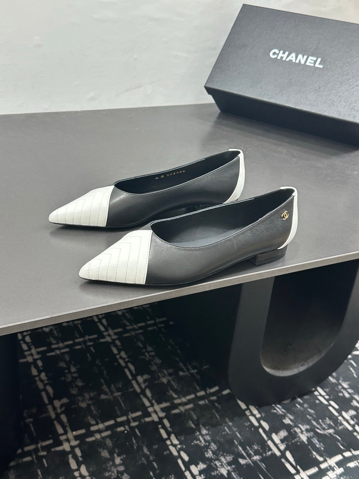 CHANEL 26S FLAT SHOES IN BLACK MIX WHITE LAMBSKIN