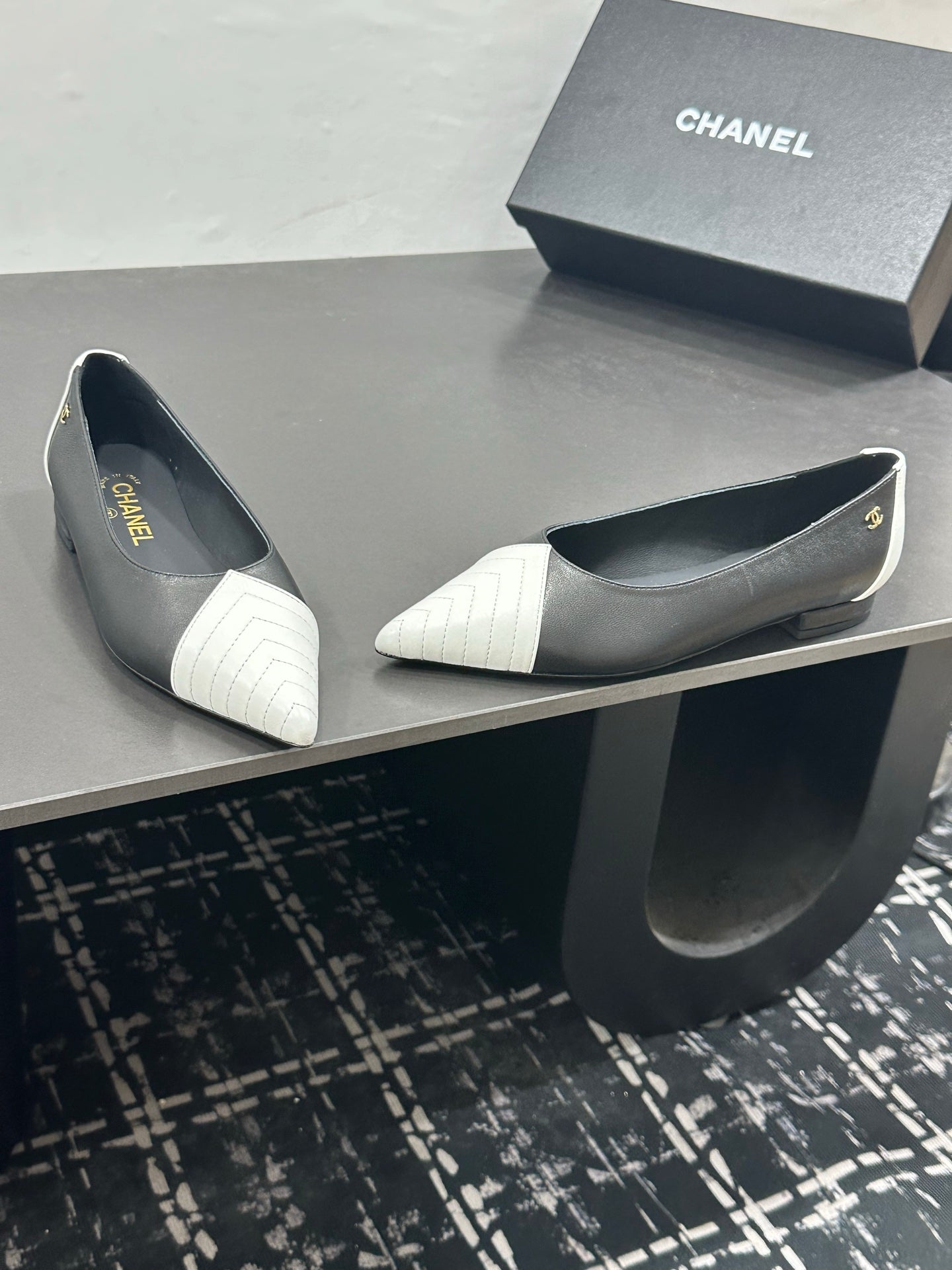 CHANEL 26S FLAT SHOES IN BLACK MIX WHITE LAMBSKIN