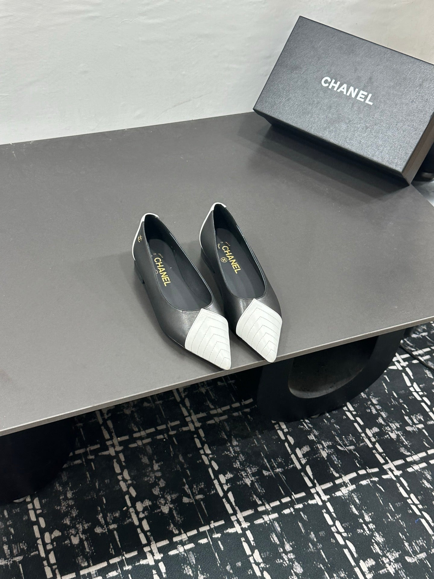 CHANEL 26S FLAT SHOES IN BLACK MIX WHITE LAMBSKIN