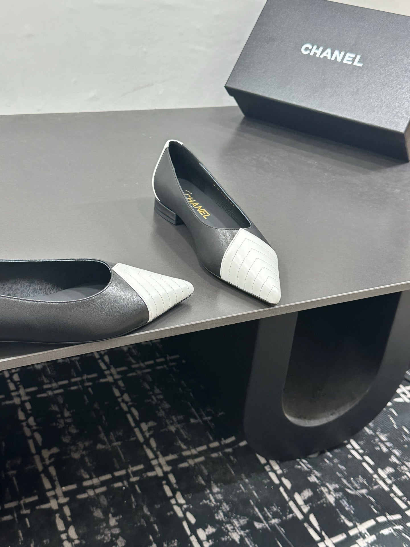 CHANEL 26S FLAT SHOES IN BLACK MIX WHITE LAMBSKIN