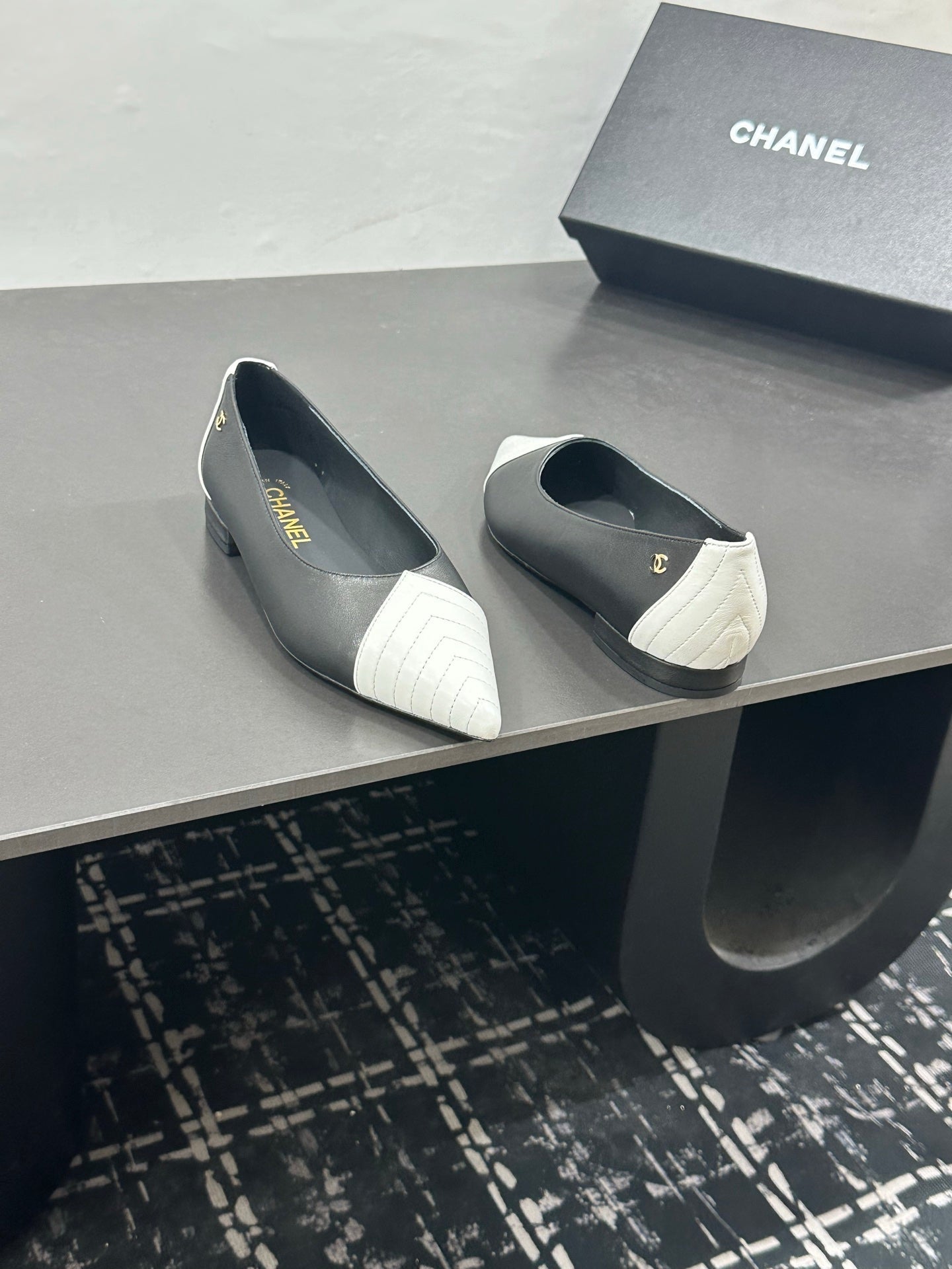 CHANEL 26S FLAT SHOES IN BLACK MIX WHITE LAMBSKIN