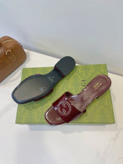 SLIDE SANDALS IN WINE RED GLOSSY SHEEPSKIN ENAMELLED ROUND INTERLOCKING G