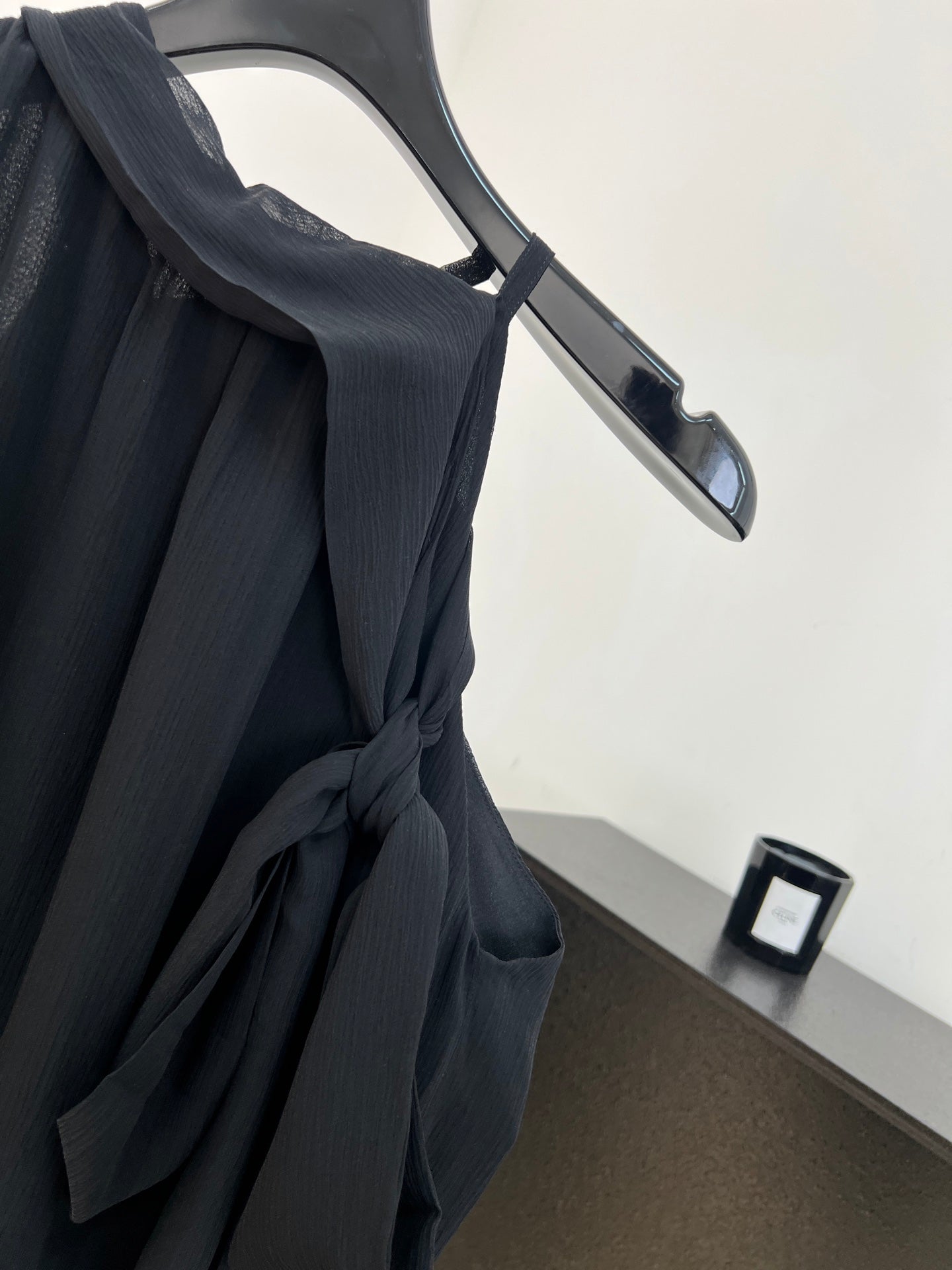VALENTINO 26S SLEEVELESS TIE-NECK BLOUSE 459