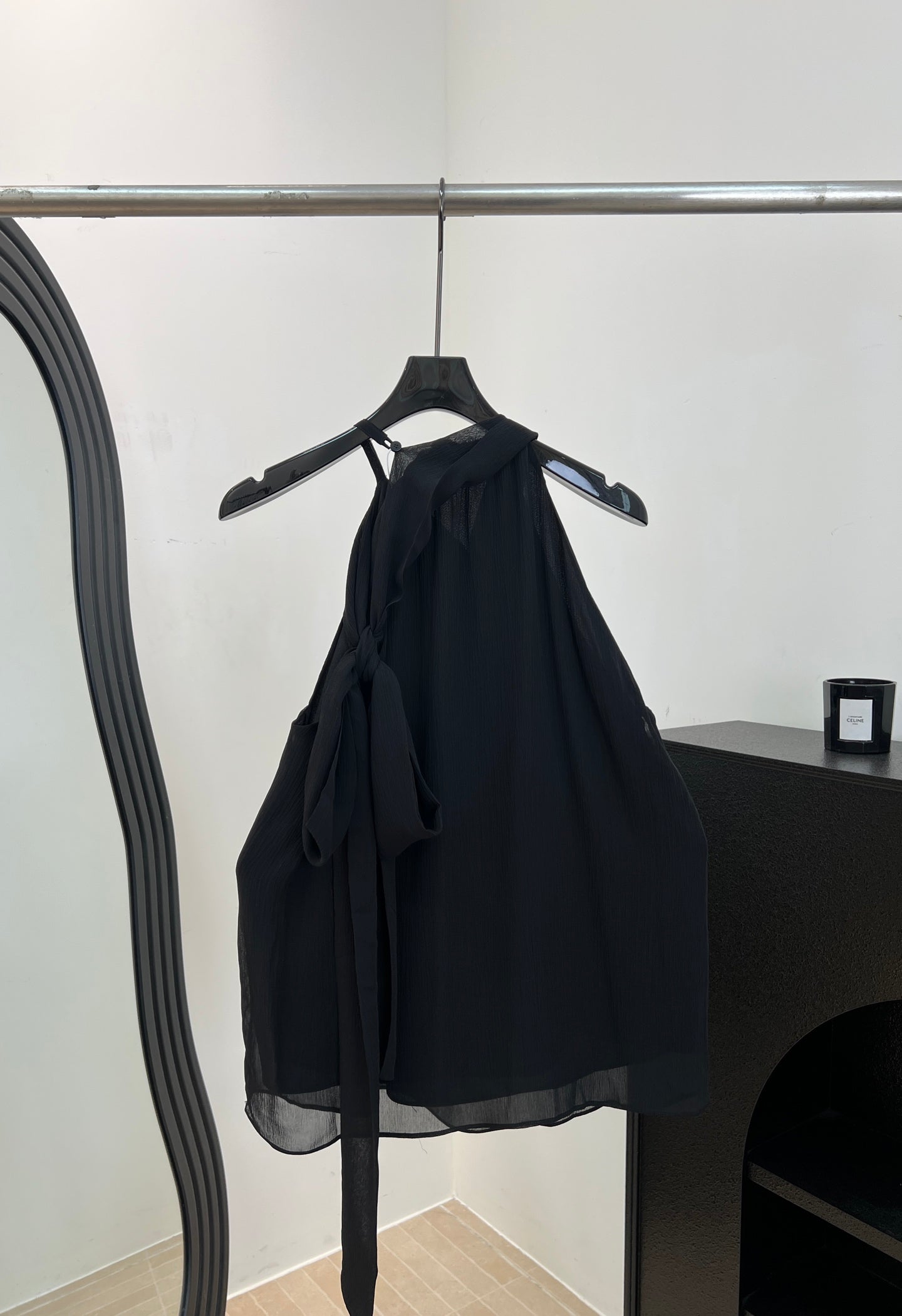 VALENTINO 26S SLEEVELESS TIE-NECK BLOUSE 459