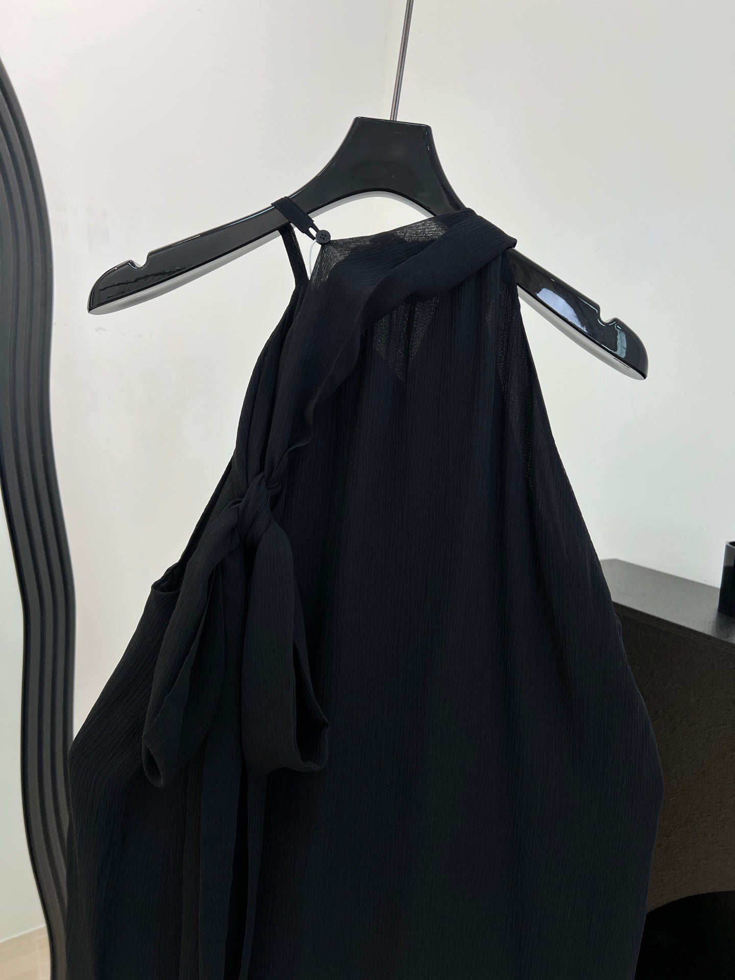 VALENTINO 26S SLEEVELESS TIE-NECK BLOUSE 459
