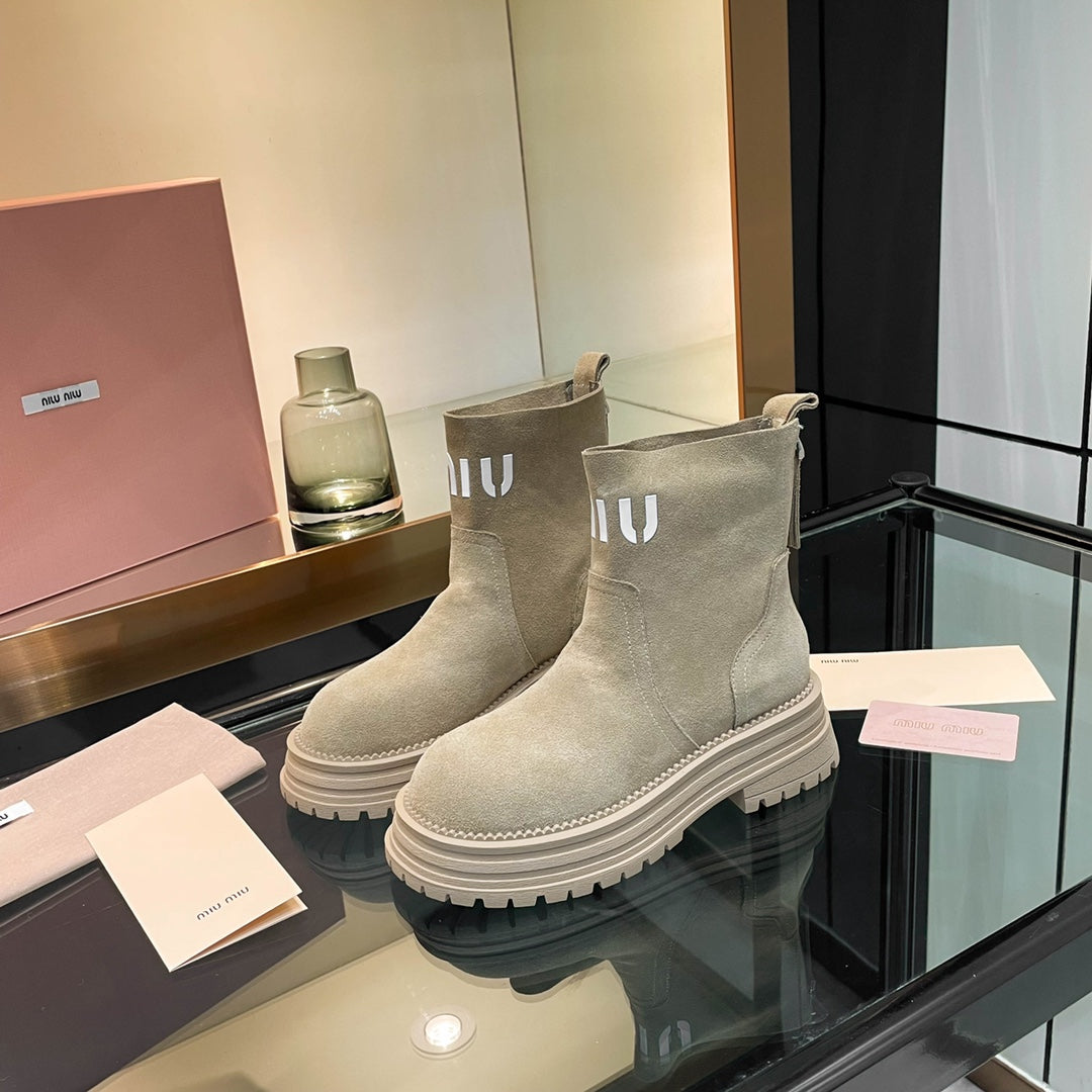 MIUMIU 26S LOGO CHUNKY ANKLE BOOTS IN BEIGE SUEDE 