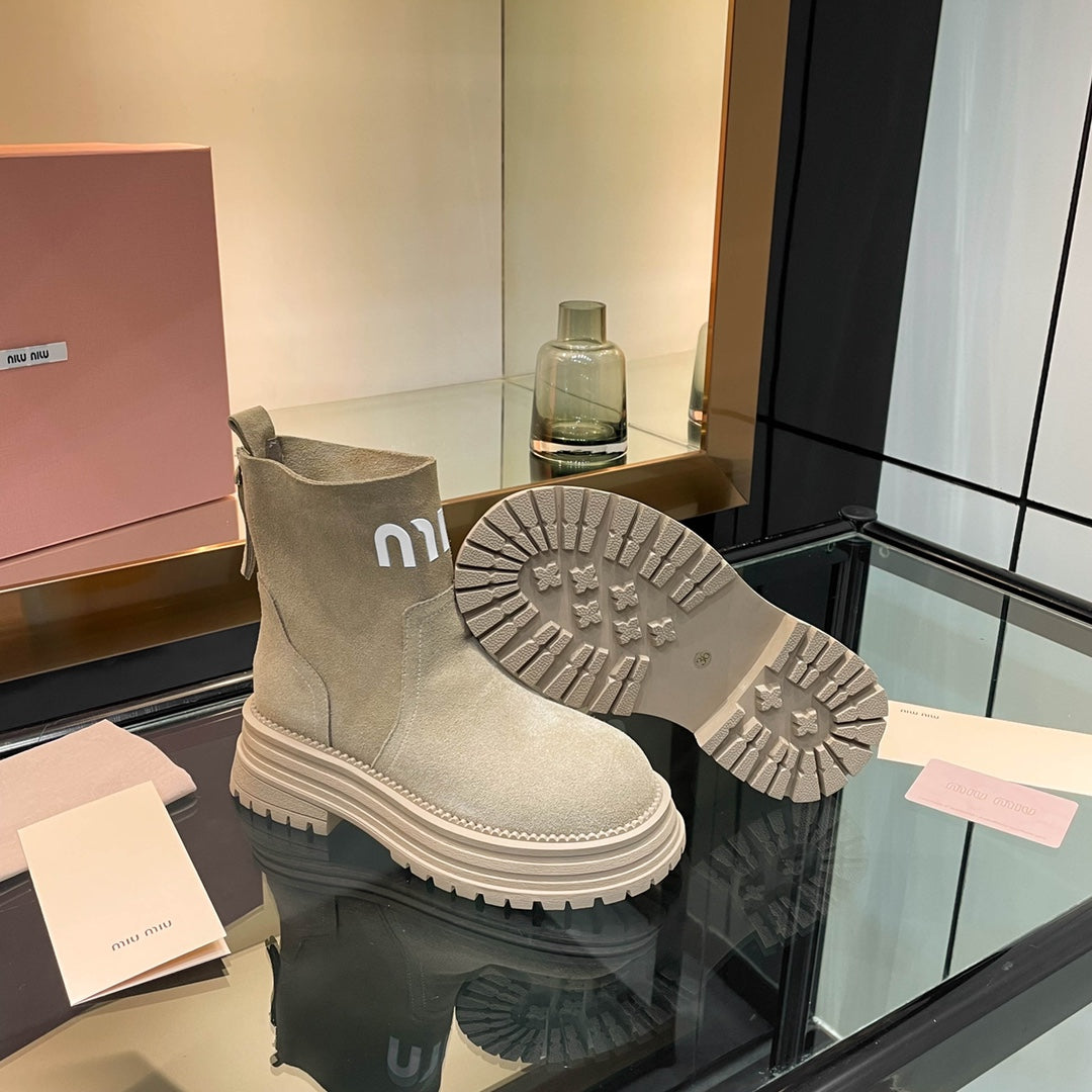 MIUMIU 26S LOGO CHUNKY ANKLE BOOTS IN BEIGE SUEDE 