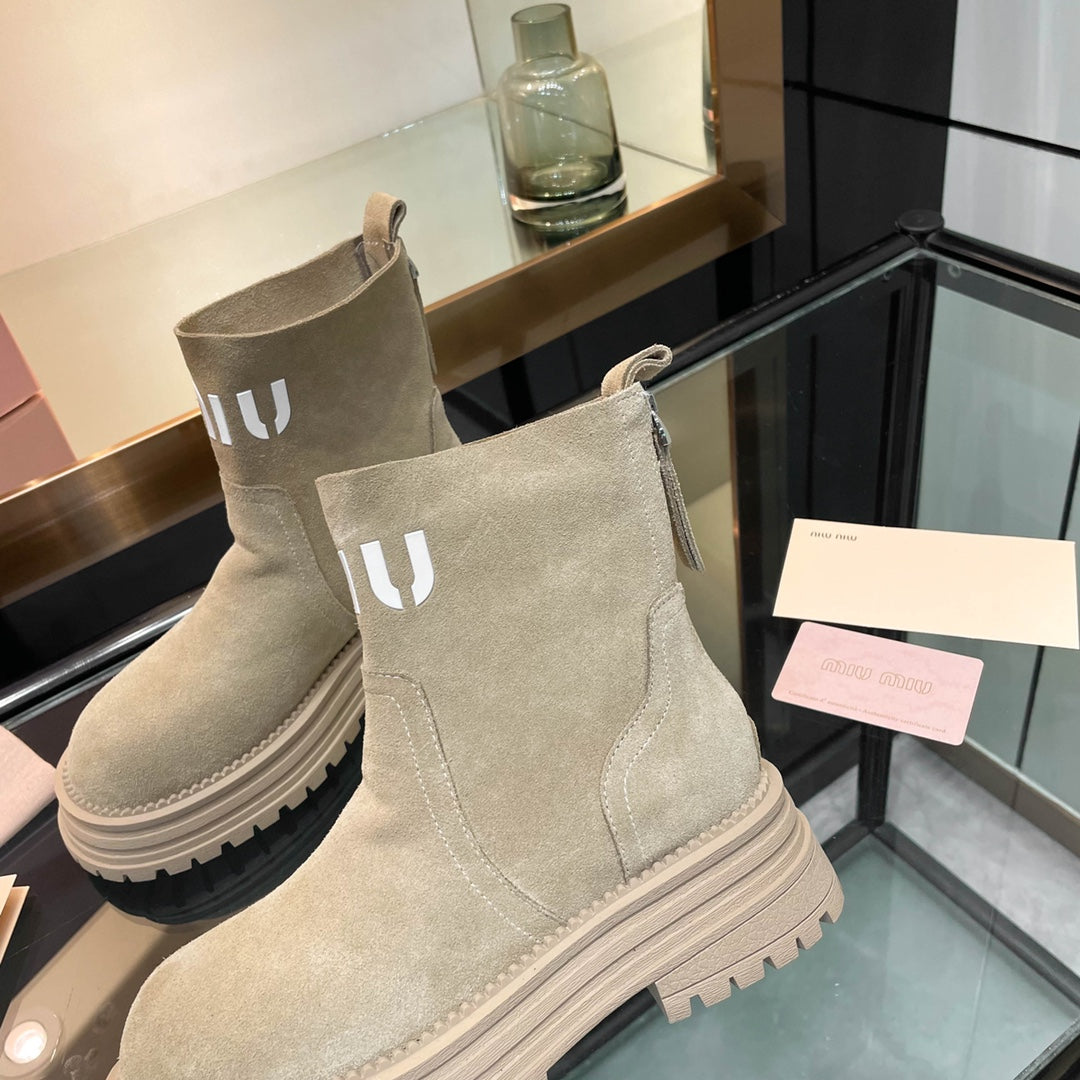 MIUMIU 26S LOGO CHUNKY ANKLE BOOTS IN BEIGE SUEDE 