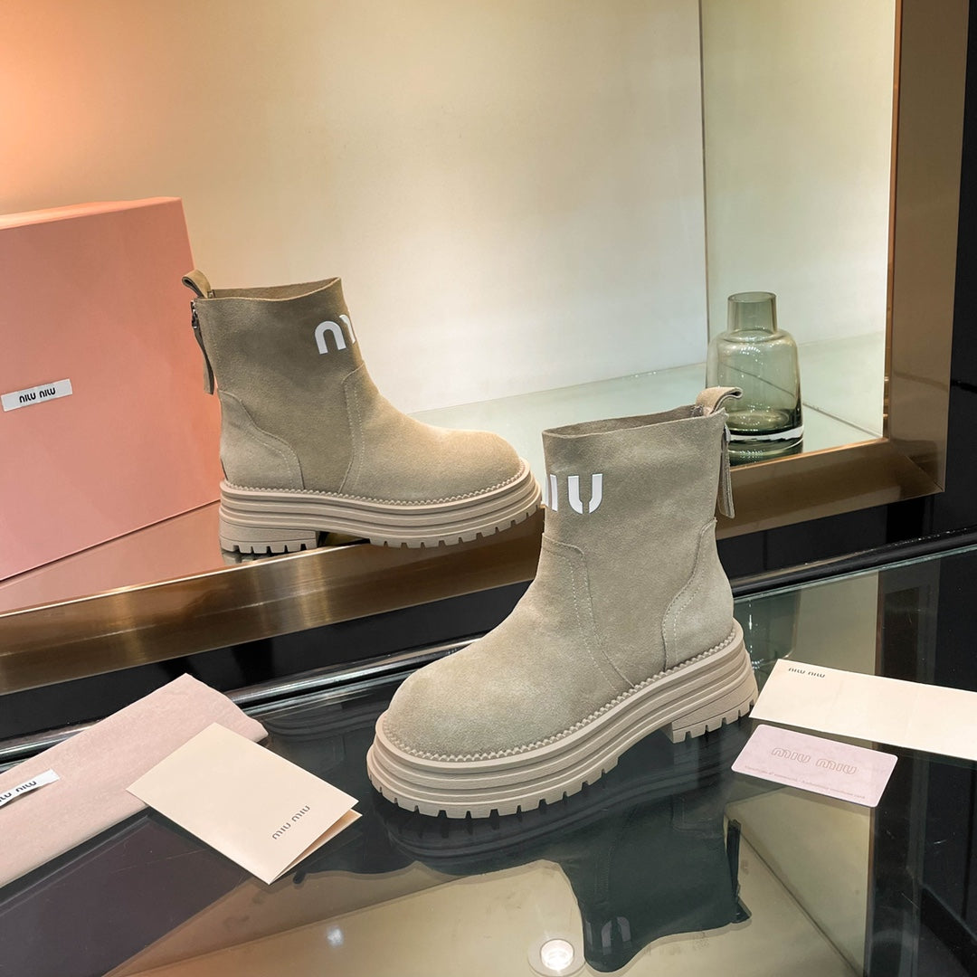 MIUMIU 26S LOGO CHUNKY ANKLE BOOTS IN BEIGE SUEDE 