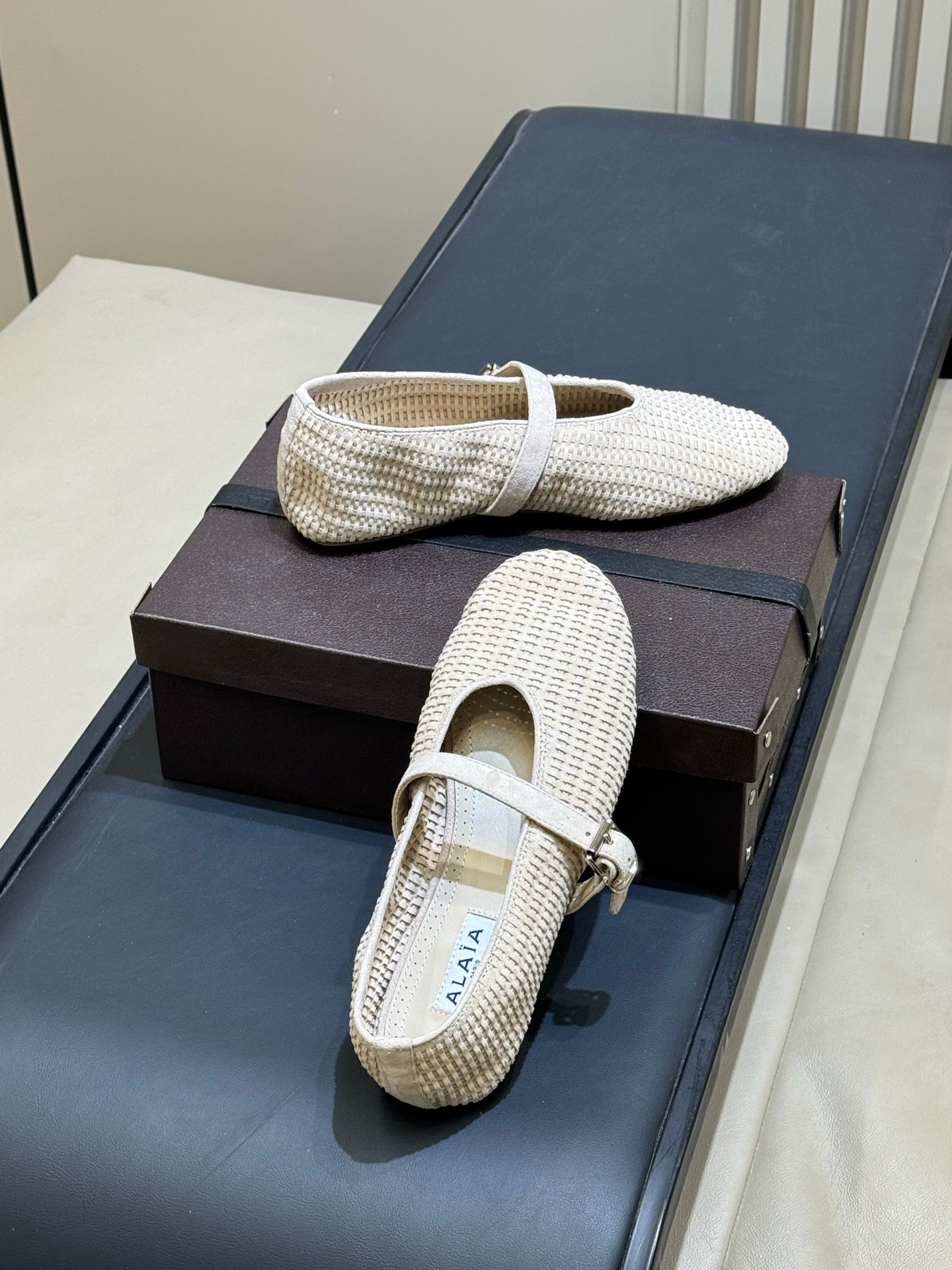 ALAIA 26S KNIT BALLET FLATS IN OFF WHITE SUEDE