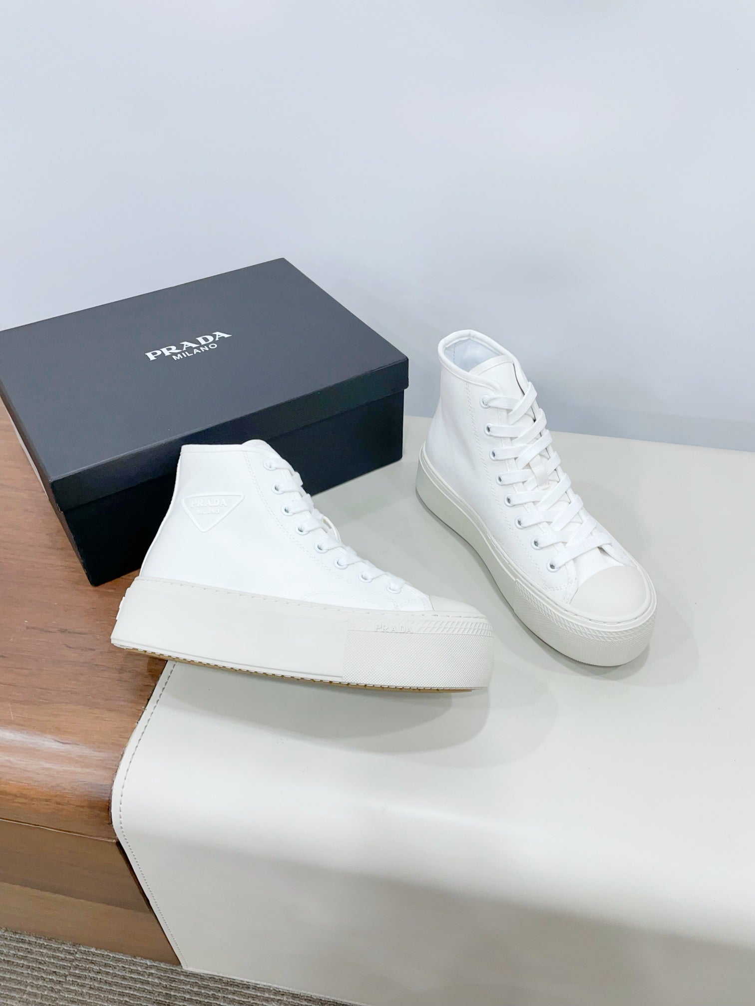 HIGH-TOP SEANKERS IN WHITE CANVAS