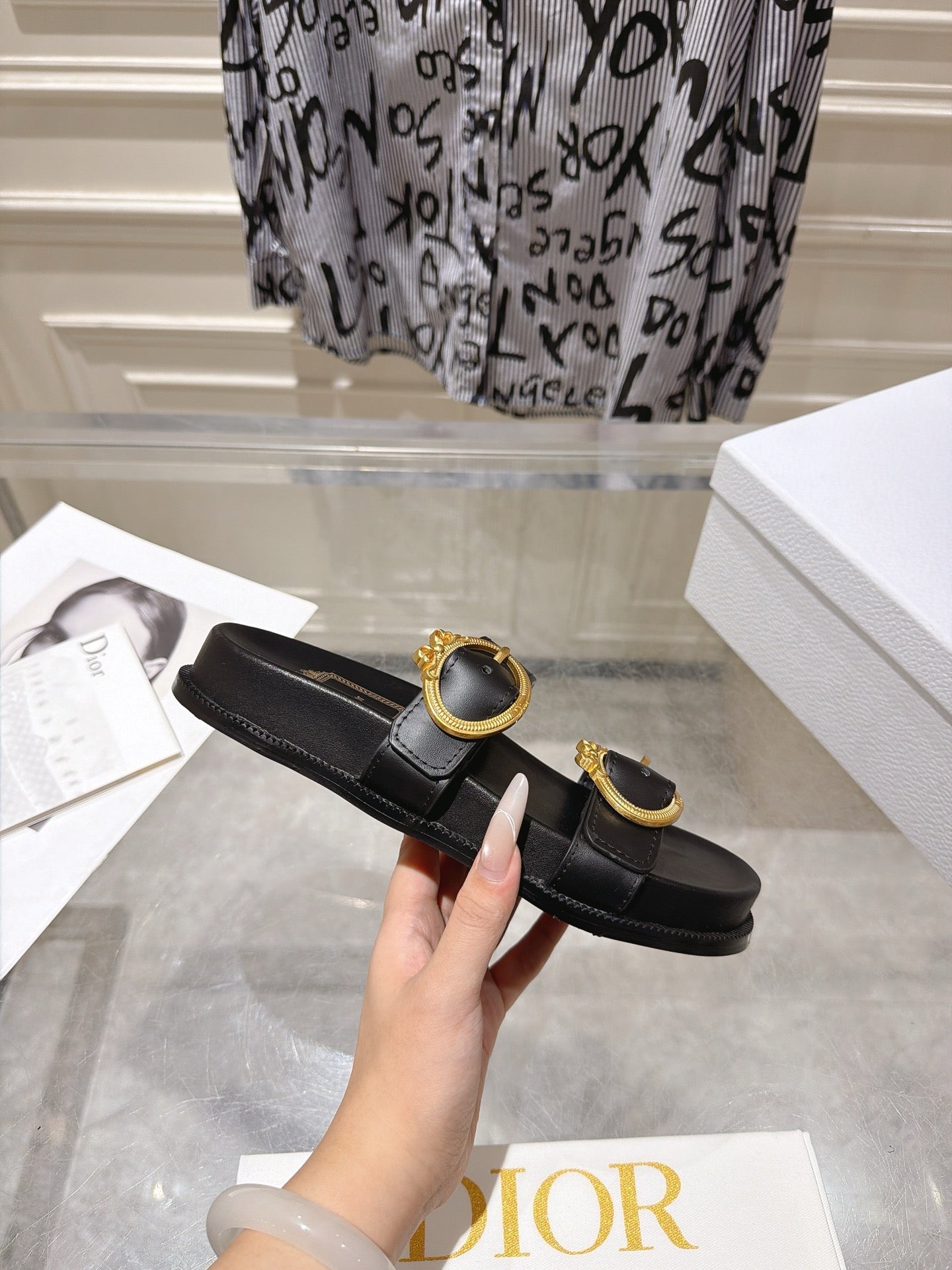 DIOR 26S MEDAILLON BUCKLE SLIDE IN BLACK CALFSKIN