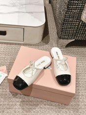 FLAT MULE IN WHITE MIX BLACK PATENT CALFSKIN