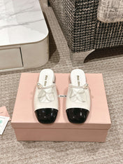 FLAT MULE IN WHITE MIX BLACK PATENT CALFSKIN