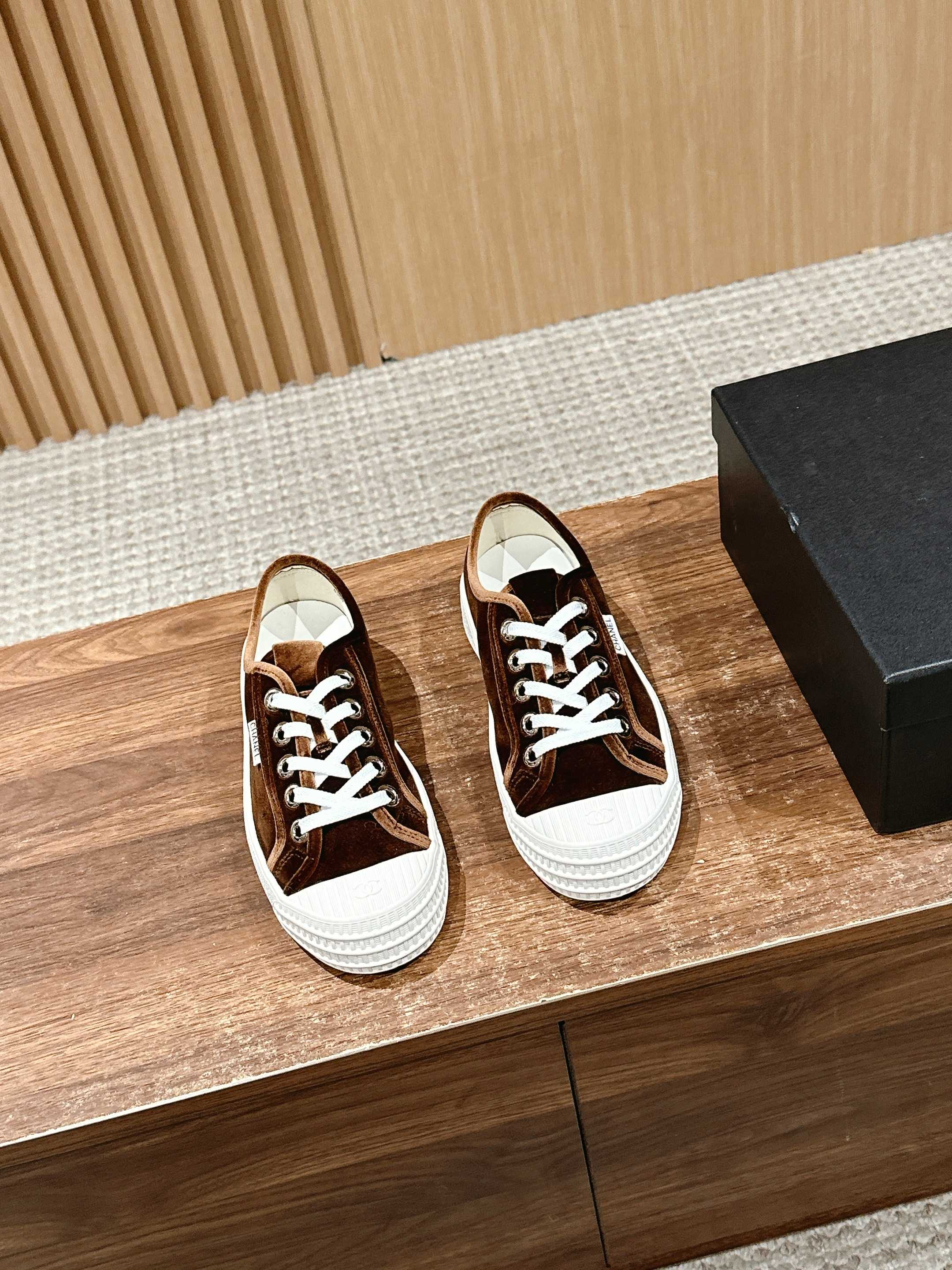 CONVERSE SNEAKER IN PENNY BROWN VELVET