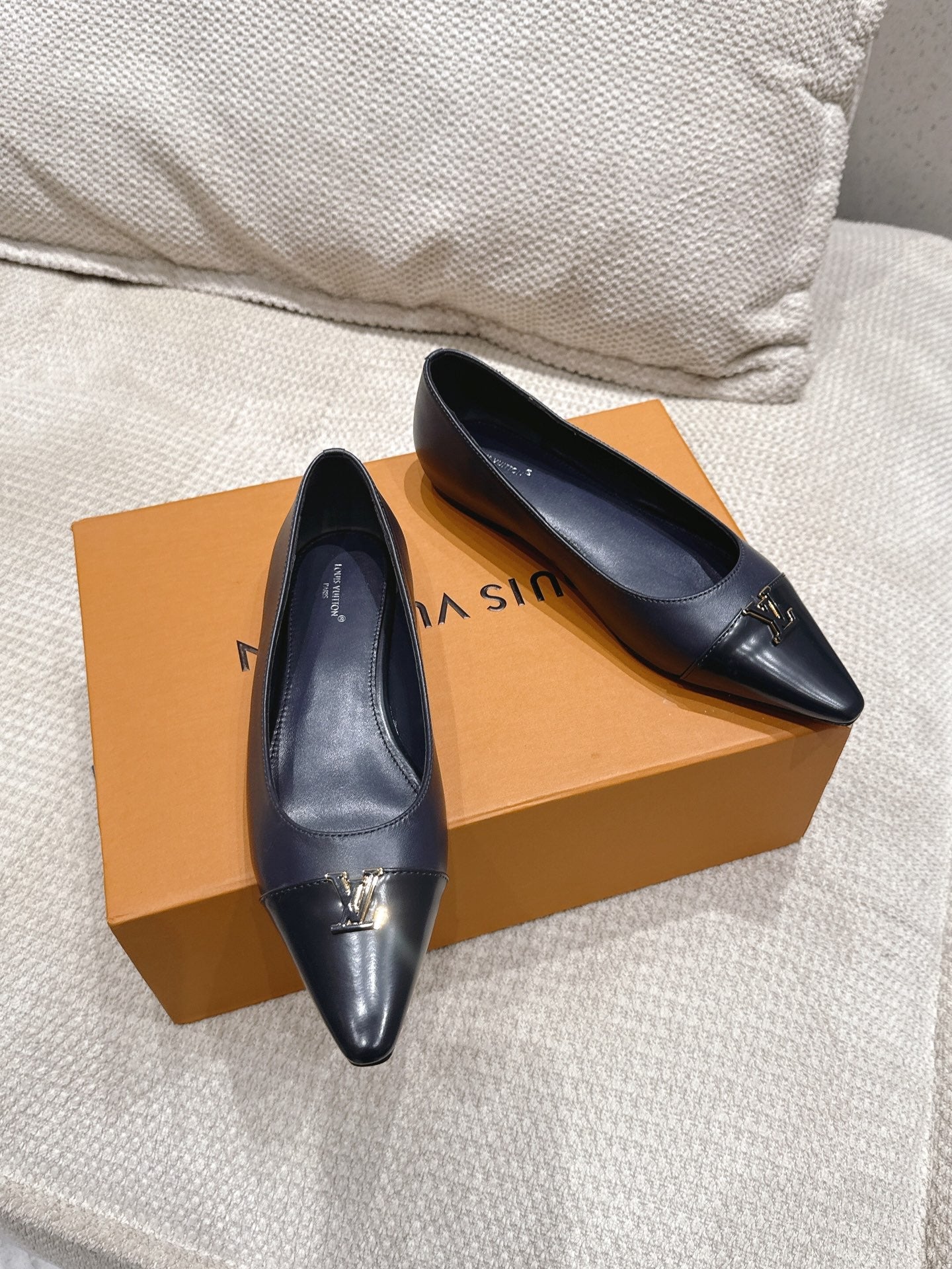LV 26S POINTED TOE BALLET FLATS IN NAVY BLUE CALFSKIN