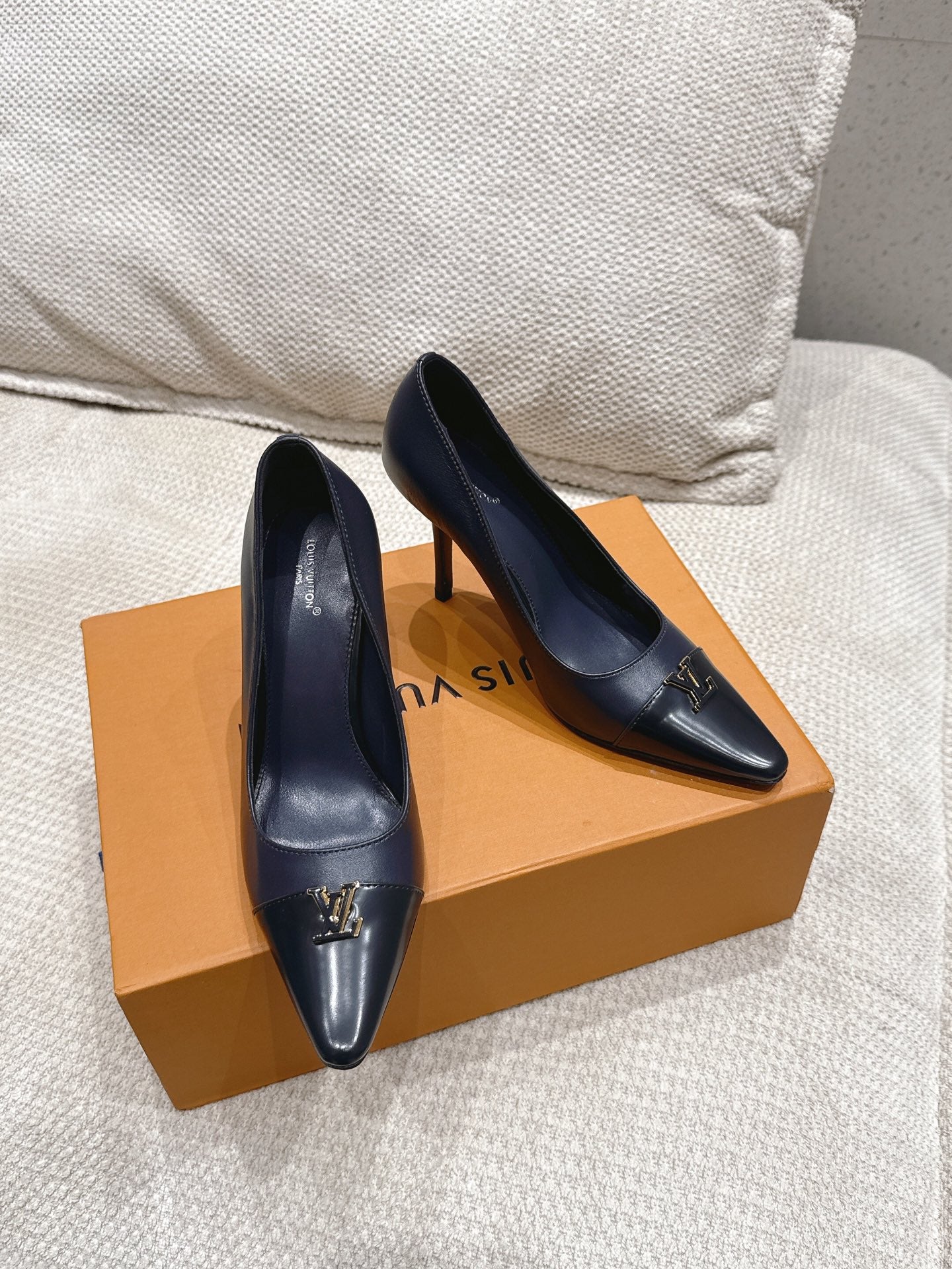 LV 26S POINTED TOE HIGH HEELS 95 MM IN BLACK BLUE CALFSKIN