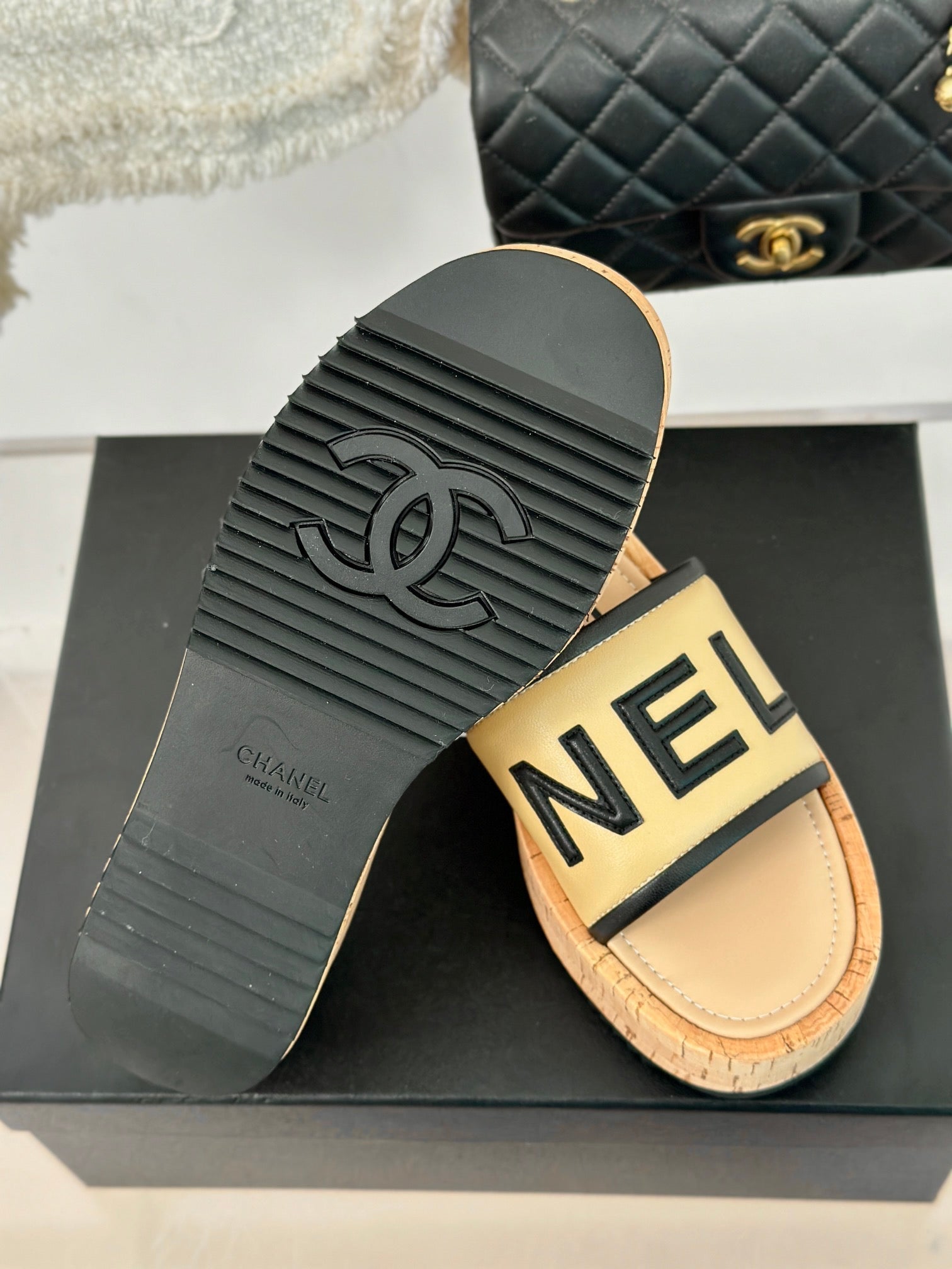 THICK SOLE LETTER SLIPPERS IN DARK CREAM SHEEPSKIN